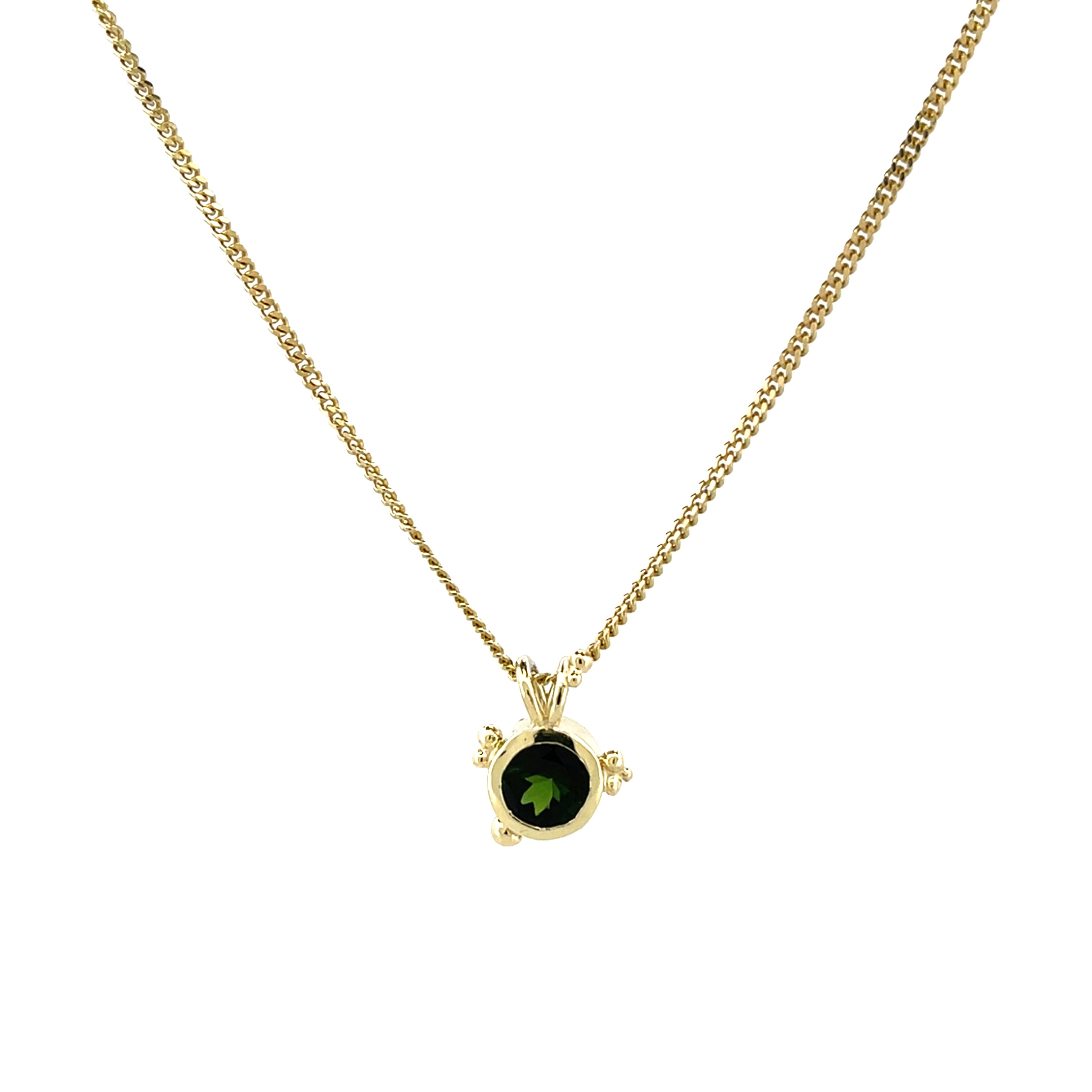 Nieuw in het atelier hebben wij onze gouden hanger met een toermalijn. Het minimalistische design zorgt ervoor dat je deze ketting bij elke look kan dragen. Deze prachtige toermalijn heeft een groene kleur. Door de geelgouden zetting met de kleine bolletjes wordt dit sieraad een eyecatcher van jouw look. Deze hanger hoort bij een set met oorstekers en een ring. In al onze sieraden kunnen wij verschillende edelstenen zetten. De verschillende kleuren van de edelstenen kunnen namelijk een hanger compleet veranderen. Alles is mogelijk! Laat ons weten wat jouw favoriete kleur is en wij kijken wat de mogelijkheden zijn.