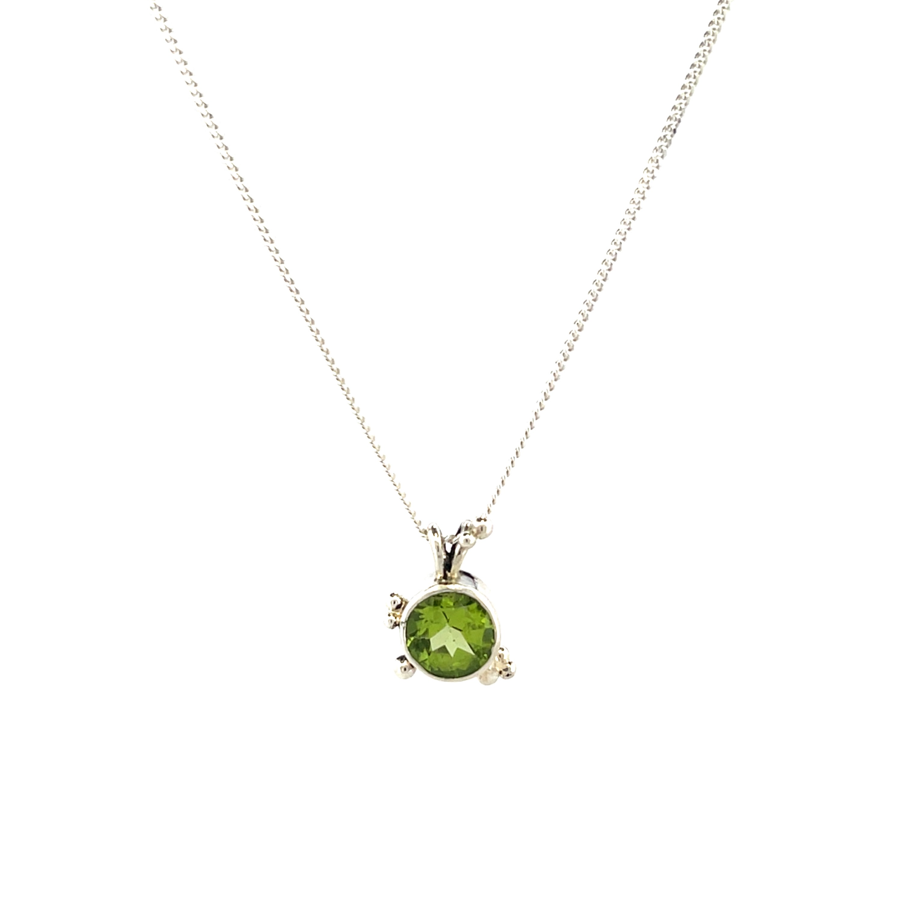 Nieuw in het atelier hebben wij onze Fairy hanger met een peridot in zilver.  Het minimalistische design zorgt ervoor dat je deze hanger bij elke look kan dragen. Deze prachtige edelsteen heeft een lichtgroene kleur. Door de zetting met de kleine bolletjes wordt dit sieraad een eyecatcher van jouw look. Deze hanger hoort bij een set met oorstekers en een ring.

In al onze sieraden kunnen wij verschillende edelstenen zetten. De verschillende kleuren van de edelstenen kunnen namelijk een hanger compleet veranderen. Alles is mogelijk! Laat ons weten wat jouw favoriete kleur is en wij kijken wat de mogelijkheden zijn.