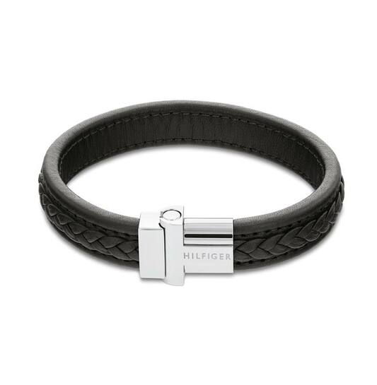 Tommy Hilfiger Jewels TJ2790375 Armband Heren Leer Zwart 19cm
Deze unieke armband van Tommy Hilfiger van de jewelry serie met nr: TJ2790375 is een casual model. De zwarte leren heren armband heeft een zilverkleurige stalen sluiting. Op de sluiting is het Tommy logo geplaatst. De totale lengte is 19cm.

Het merk:
Tommy Hilfiger is wereldwijd &eacute;&eacute;n van de grootste designer lifestyle merken en is internationaal bekend om haar classic American cool stijl. De sieraden zijn voor dames en heren met een eigen stijl, die niet bang zijn om dit aan de wereld te laten zien.

Specificaties:
- Zwarte leren armband
- Materiaal: Leer 
- Totale lengte 19cm
- Heren sieraad