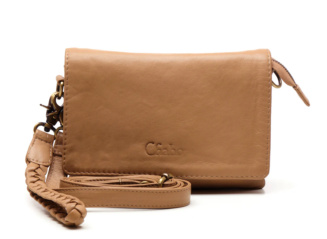 Maak kennis met de Borneo Style: een compacte, leren schoudertas die alles biedt wat je nodig hebt &ndash; stijl, gemak en precies genoeg ruimte voor je essentials. Deze Chabo klassieker in een nieuw jasje is perfect voor wie graag licht reist, zonder in te leveren op uitstraling.

Waarom je de Borneo Style wilt dragen
✔ Slim en veilig opgeborgen
Onder de flap met magneetsluiting vind je twee ritsvakken, waarvan &eacute;&eacute;n met drie aparte pasjeshouders. Zo laat je die grote portemonnee gewoon thuis en neem je alleen mee wat je &eacute;cht nodig hebt.

✔ Veelzijdig draaggemak
De tas wordt geleverd met een lange, afneembare schouderband &eacute;n een stijlvolle gevlochten polsband. Draag haar crossbody voor een casual look of als clutch aan je pols &ndash; ideaal voor dag &eacute;n avond.

✔ Klein formaat, groots design
Het minimalistische ontwerp en het fijne leer maken dit tasje tot een echte blikvanger. Perfect voor festivals, etentjes of snelle boodschappen &ndash; stijlvol &eacute;n handig.

Afmetingen: 21 &times; 15 &times; 2 cm

Materiaal: Echt leer

Indeling: 2 ritsvakken + 3 pasjesvakken

Sluiting: Magneetflap

Draagopties: Crossbody, clutch of polsband