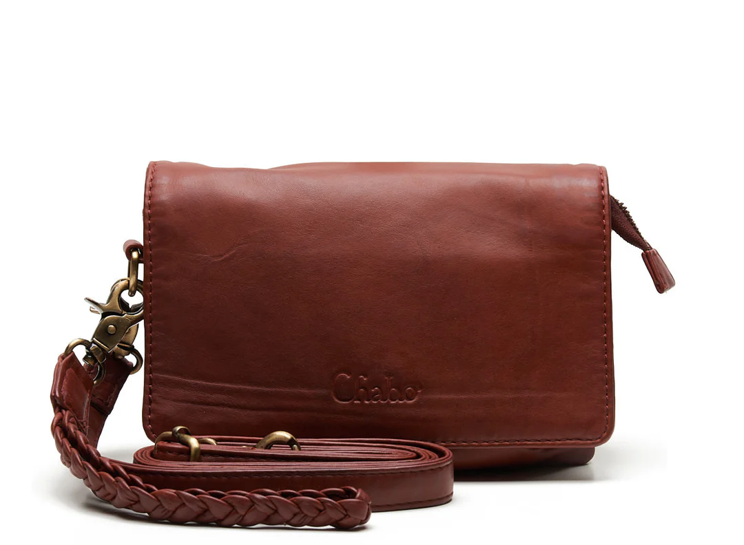 Maak kennis met de Borneo Style: een compacte, leren schoudertas die alles biedt wat je nodig hebt &ndash; stijl, gemak en precies genoeg ruimte voor je essentials. Deze Chabo klassieker in een nieuw jasje is perfect voor wie graag licht reist, zonder in te leveren op uitstraling.

Waarom je de Borneo Style wilt dragen
✔ Slim en veilig opgeborgen
Onder de flap met magneetsluiting vind je twee ritsvakken, waarvan &eacute;&eacute;n met drie aparte pasjeshouders. Zo laat je die grote portemonnee gewoon thuis en neem je alleen mee wat je &eacute;cht nodig hebt.

✔ Veelzijdig draaggemak
De tas wordt geleverd met een lange, afneembare schouderband &eacute;n een stijlvolle gevlochten polsband. Draag haar crossbody voor een casual look of als clutch aan je pols &ndash; ideaal voor dag &eacute;n avond.

✔ Klein formaat, groots design
Het minimalistische ontwerp en het fijne leer maken dit tasje tot een echte blikvanger. Perfect voor festivals, etentjes of snelle boodschappen &ndash; stijlvol &eacute;n handig.

Details

Afmetingen: 21 &times; 15 &times; 2 cm

Materiaal: Echt leer

Indeling: 2 ritsvakken + 3 pasjesvakken

Sluiting: Magneetflap

Draagopties: Crossbody, clutch of polsband