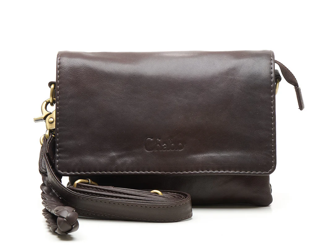 Maak kennis met de Borneo Style: een compacte, leren schoudertas die alles biedt wat je nodig hebt &ndash; stijl, gemak en precies genoeg ruimte voor je essentials. Deze Chabo klassieker in een nieuw jasje is perfect voor wie graag licht reist, zonder in te leveren op uitstraling.

Waarom je de Borneo Style wilt dragen
✔ Slim en veilig opgeborgen
Onder de flap met magneetsluiting vind je twee ritsvakken, waarvan &eacute;&eacute;n met drie aparte pasjeshouders. Zo laat je die grote portemonnee gewoon thuis en neem je alleen mee wat je &eacute;cht nodig hebt.

✔ Veelzijdig draaggemak
De tas wordt geleverd met een lange, afneembare schouderband &eacute;n een stijlvolle gevlochten polsband. Draag haar crossbody voor een casual look of als clutch aan je pols &ndash; ideaal voor dag &eacute;n avond.

✔ Klein formaat, groots design
Het minimalistische ontwerp en het fijne leer maken dit tasje tot een echte blikvanger. Perfect voor festivals, etentjes of snelle boodschappen &ndash; stijlvol &eacute;n handig.

Details

Afmetingen: 21 &times; 15 &times; 2 cm

Materiaal: Echt leer

Indeling: 2 ritsvakken + 3 pasjesvakken

Sluiting: Magneetflap

Draagopties: Crossbody, clutch of polsband