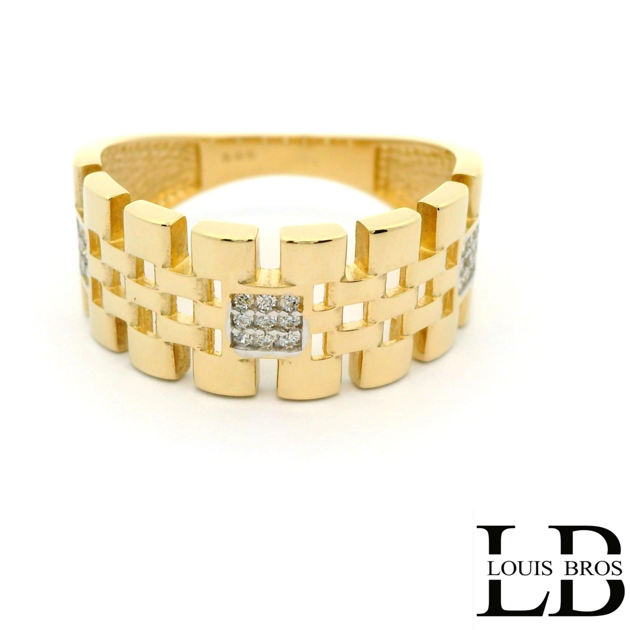 Deze elegante ring is vervaardigd uit 14 karaat bicolor goud (3.94 gr), een stijlvolle combinatie van wit- en geelgoud. Het tijdloze ontwerp wordt verfraaid met sprankelende zirkonia&rsquo;s, die de ring een luxe en verfijnde uitstraling geven. Dankzij de subtiele glans en het contrasterende kleurenspel van het goud is dit sieraad zowel modern als klassiek, en geschikt voor iedere gelegenheid.

De ring is perfect als cadeau voor een bijzonder moment, maar ook als stijlvolle aanvulling op je dagelijkse look.

Materiaal: 14 karaat goud (bicolor)
Steen: Zirkonia
Stijl: Elegant, tijdloos en veelzijdig.
De ring is verkrijgbaar in meerdere afmetingen.