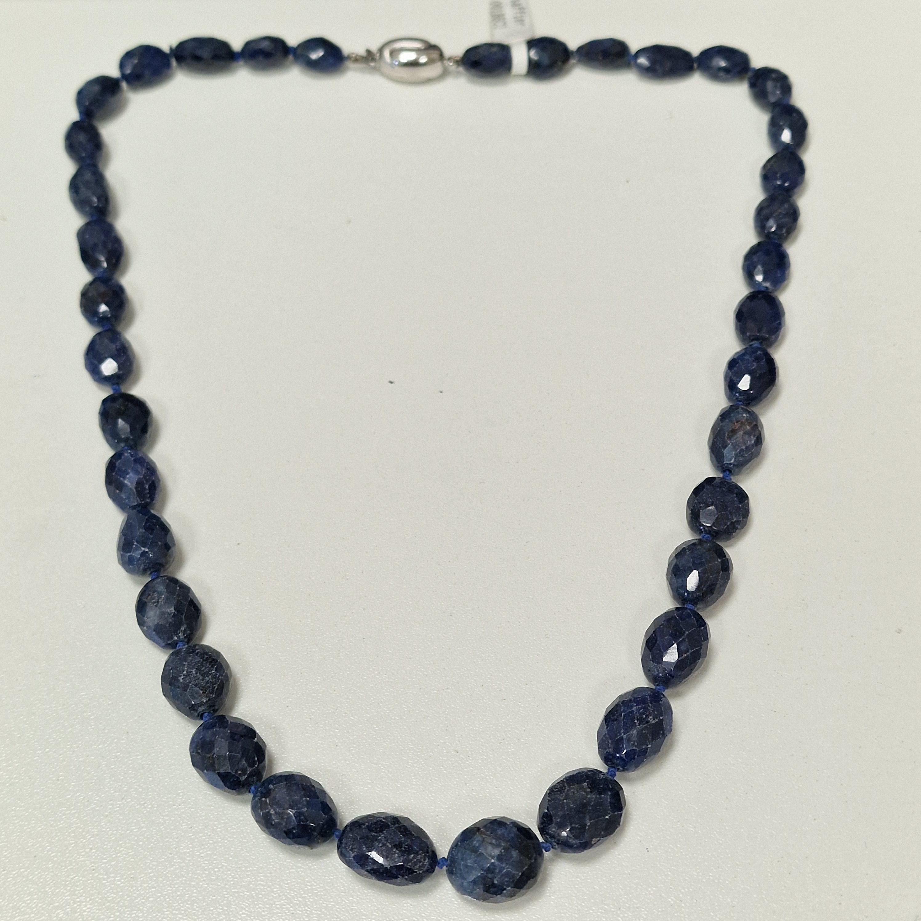 Kleursteen collier met ovale gefaceteerde saffier kralen, uitgevoerd met een zilveren sluiting