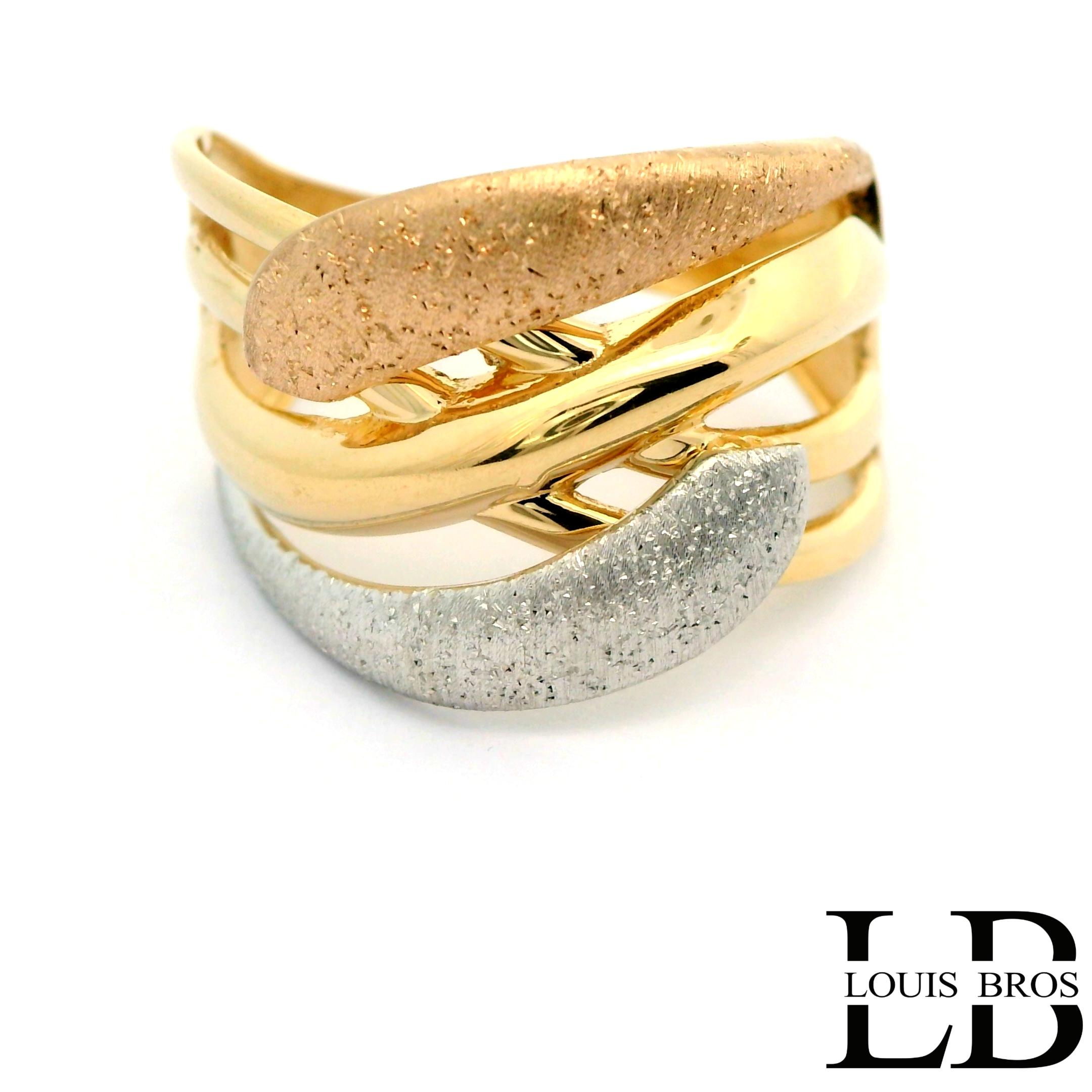 Deze stijlvolle tricolor ring is vervaardigd uit 14 karaat goud (3.59 gr) en combineert geelgoud, witgoud en ros&eacute;goud op harmonieuze wijze. Het moderne ontwerp bestaat uit drie elegant gebogen banden met een verfijnde matte afwerking, die samen zorgen voor een speels maar tijdloos effect. De ring heeft geen steen, waardoor de focus volledig ligt op het design en de rijke goudtinten. Een uniek en elegant sieraad dat klasse uitstraalt en geschikt is voor zowel dagelijks gebruik als bijzondere gelegenheden.
De ring is verkrijgbaar in meerdere afmetingen.