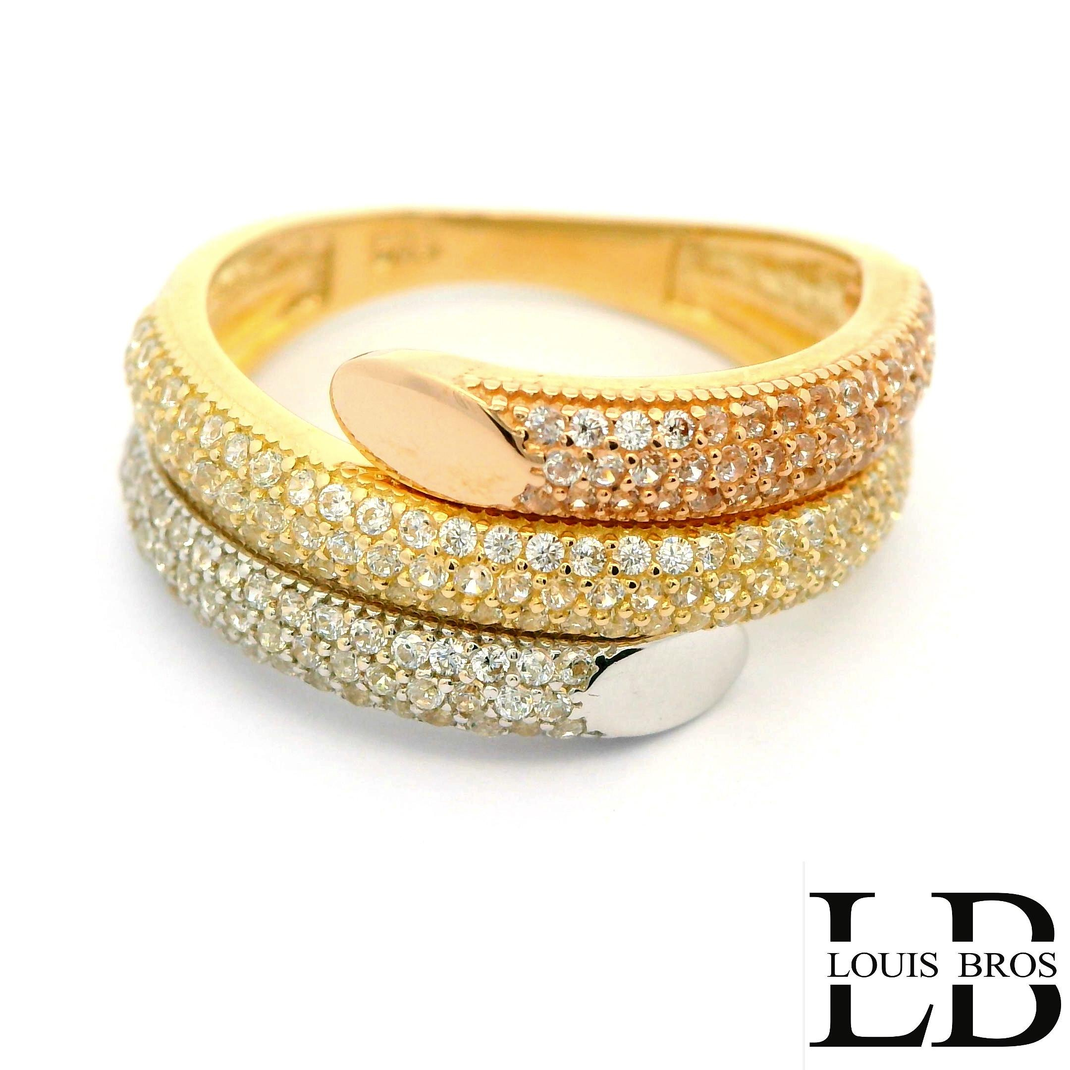 Deze schitterende ring is vervaardigd uit 14 karaat tricolor goud (4.54 gr), waarbij geel-, wit- en rosegoud op elegante wijze samenkomen. Het speelse kleurenspel geeft de ring een unieke en luxe uitstraling. De ring is verder verrijkt met fonkelende zirkonia&rsquo;s, die zorgen voor een sprankelende schittering bij iedere beweging.

Een tijdloos en stijlvol sieraad dat perfect is voor dagelijks gebruik, maar ook bijzonder mooi bij feestelijke gelegenheden. Dankzij de combinatie van drie goudkleuren laat de ring zich makkelijk combineren met andere sieraden.

 Materiaal: 14 karaat goud (tricolor: geel, wit & ros&eacute;)
 Steen: Zirkonia
 Stijl: Elegant, luxe en veelzijdig.
De ring is verkrijgbaar in meerdere afmetingen.