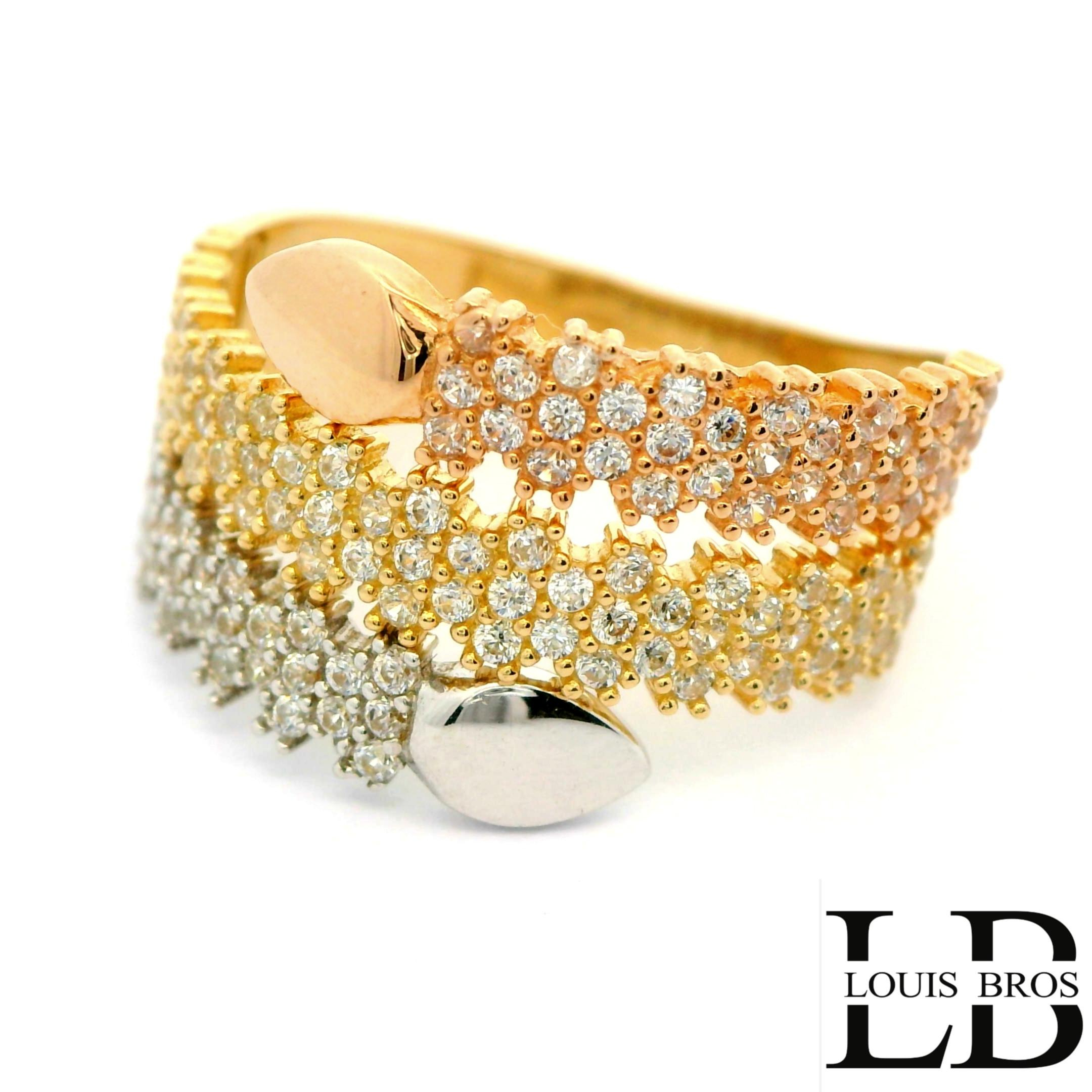 Deze schitterende ring is vervaardigd uit 14 karaat tricolor goud (3.78 gr), waarbij geel-, wit- en rosegoud op elegante wijze samenkomen. Het speelse kleurenspel geeft de ring een unieke en luxe uitstraling. De ring is verder verrijkt met fonkelende zirkonia&rsquo;s, die zorgen voor een sprankelende schittering bij iedere beweging.

Een tijdloos en stijlvol sieraad dat perfect is voor dagelijks gebruik, maar ook bijzonder mooi bij feestelijke gelegenheden. Dankzij de combinatie van drie goudkleuren laat de ring zich makkelijk combineren met andere sieraden.

 Materiaal: 14 karaat goud (tricolor: geel, wit & ros&eacute;)
 Steen: Zirkonia
 Stijl: Elegant, luxe en veelzijdig.
De ring is verkrijgbaar in meerdere afmetingen.