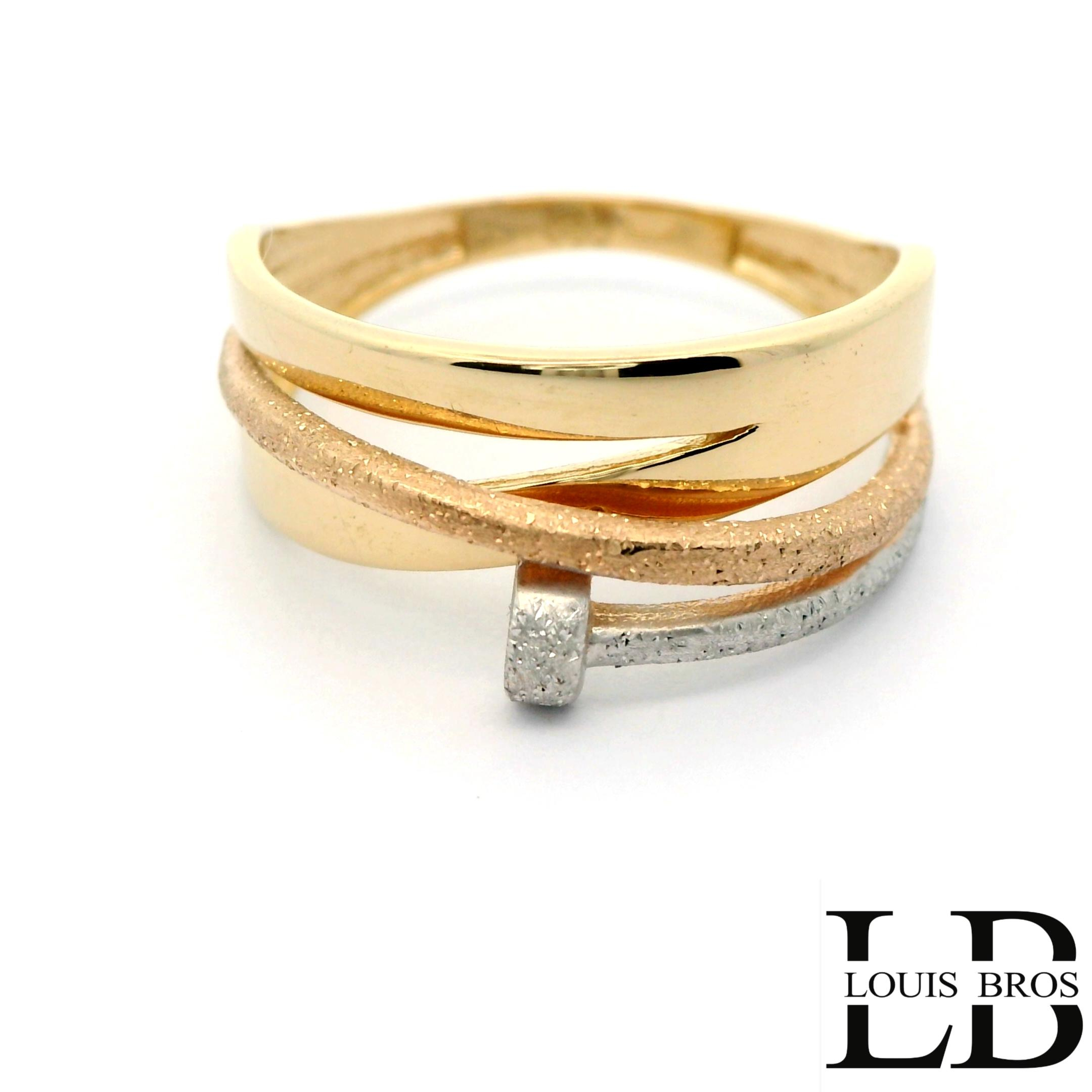 Deze stijlvolle tricolor ring is vervaardigd uit 14 karaat goud (2.52 gr) en combineert geelgoud, witgoud en ros&eacute;goud op harmonieuze wijze. Het moderne ontwerp bestaat uit drie elegant gebogen banden met een verfijnde matte afwerking, die samen zorgen voor een speels maar tijdloos effect. De ring heeft geen steen, waardoor de focus volledig ligt op het design en de rijke goudtinten. Een uniek en elegant sieraad dat klasse uitstraalt en geschikt is voor zowel dagelijks gebruik als bijzondere gelegenheden.
De ring is verkrijgbaar in meerdere afmetingen.

