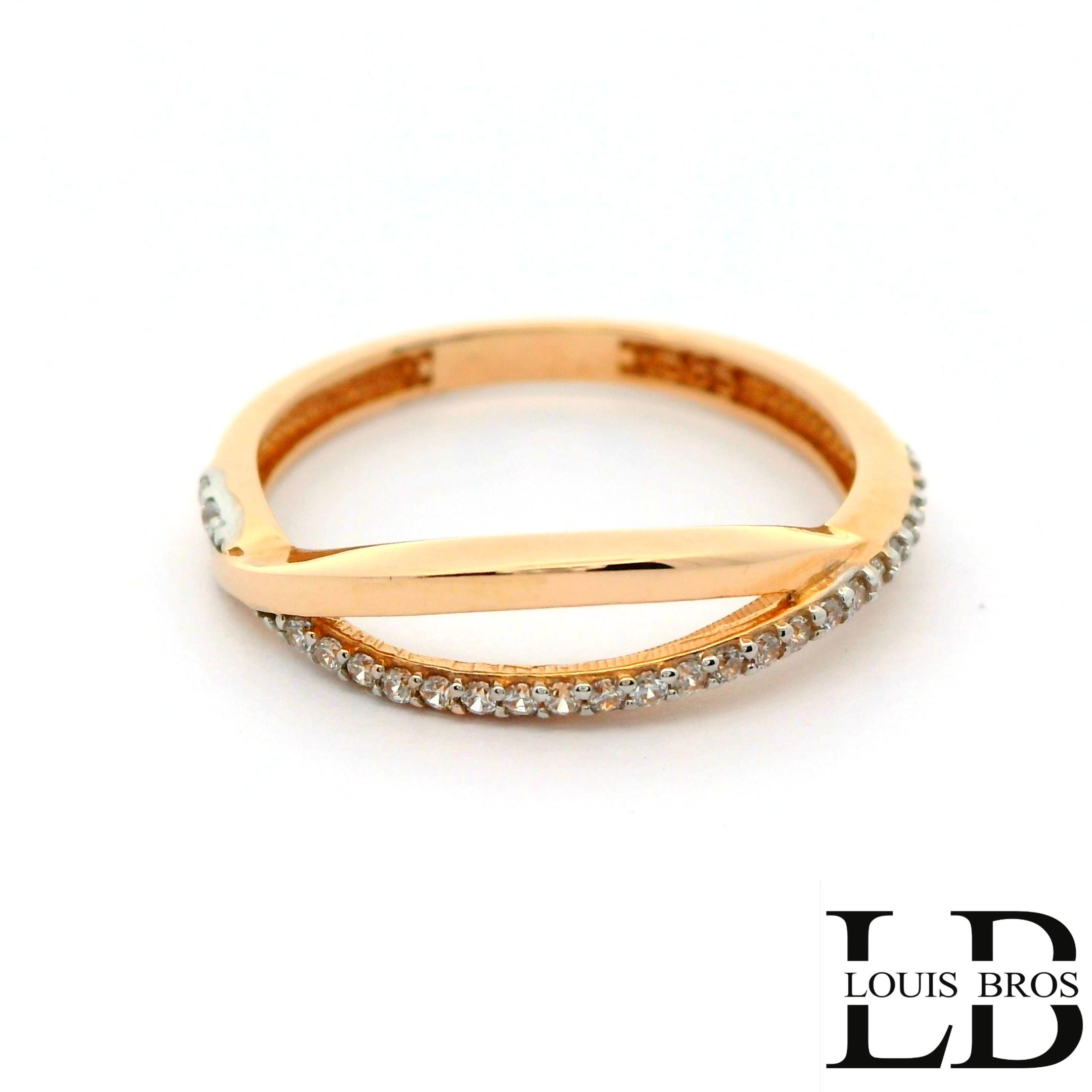 Deze verfijnde ring van 14 karaat  ros&eacute;gouden (1.64 gr) straalt een subtiele luxe uit. Het moderne en minimalistische design wordt prachtig geaccentueerd door fonkelende zirkonia&rsquo;s, die zorgen voor een elegante glans zonder te overheersen. De warme tint van het ros&eacute;goud  geeft de ring een zachte, vrouwelijke uitstraling, terwijl de fijne afwerking hem perfect maakt voor zowel dagelijks gebruik als speciale gelegenheden. Een tijdloos sieraad dat moeiteloos stijl en verfijning combineert.
De ring is verkrijgbaar in meerdere afmetingen.