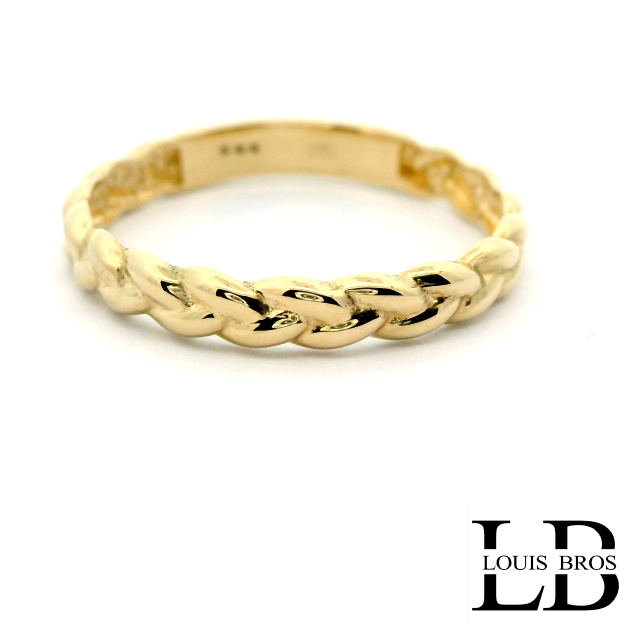 Deze elegante ring is vervaardigd uit 14 karaat geelgoud (1.56 gr) en heeft een gladde afwerking zonder steen. Het moderne en tijdloze design zorgt voor een stijlvolle, minimalistische uitstraling die moeiteloos bij elke gelegenheid past. Dankzij de strakke vorm en warme goudkleur is de ring perfect om solo te dragen, maar ook ideaal om te combineren met andere sieraden. Een verfijnd sieraad dat eenvoud en klasse uitstraalt.
De ring is verkrijgbaar in meerdere afmetingen.