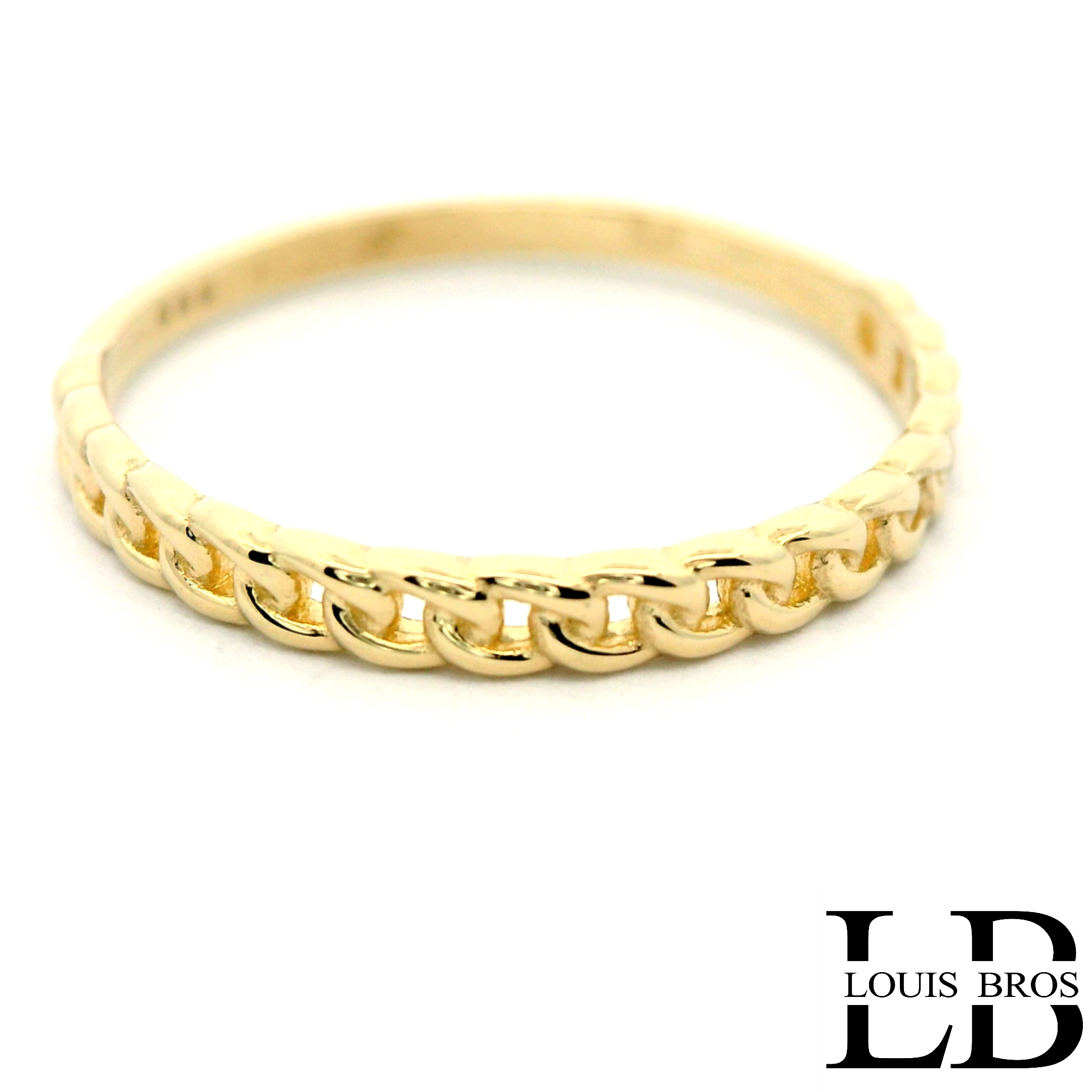 Deze elegante ring is vervaardigd uit 14 karaat geelgoud (1.00 gr) en heeft een gladde afwerking zonder steen. Het moderne en tijdloze design zorgt voor een stijlvolle, minimalistische uitstraling die moeiteloos bij elke gelegenheid past. Dankzij de strakke vorm en warme goudkleur is de ring perfect om solo te dragen, maar ook ideaal om te combineren met andere sieraden. Een verfijnd sieraad dat eenvoud en klasse uitstraalt.
De ring is verkrijgbaar in meerdere afmetingen.