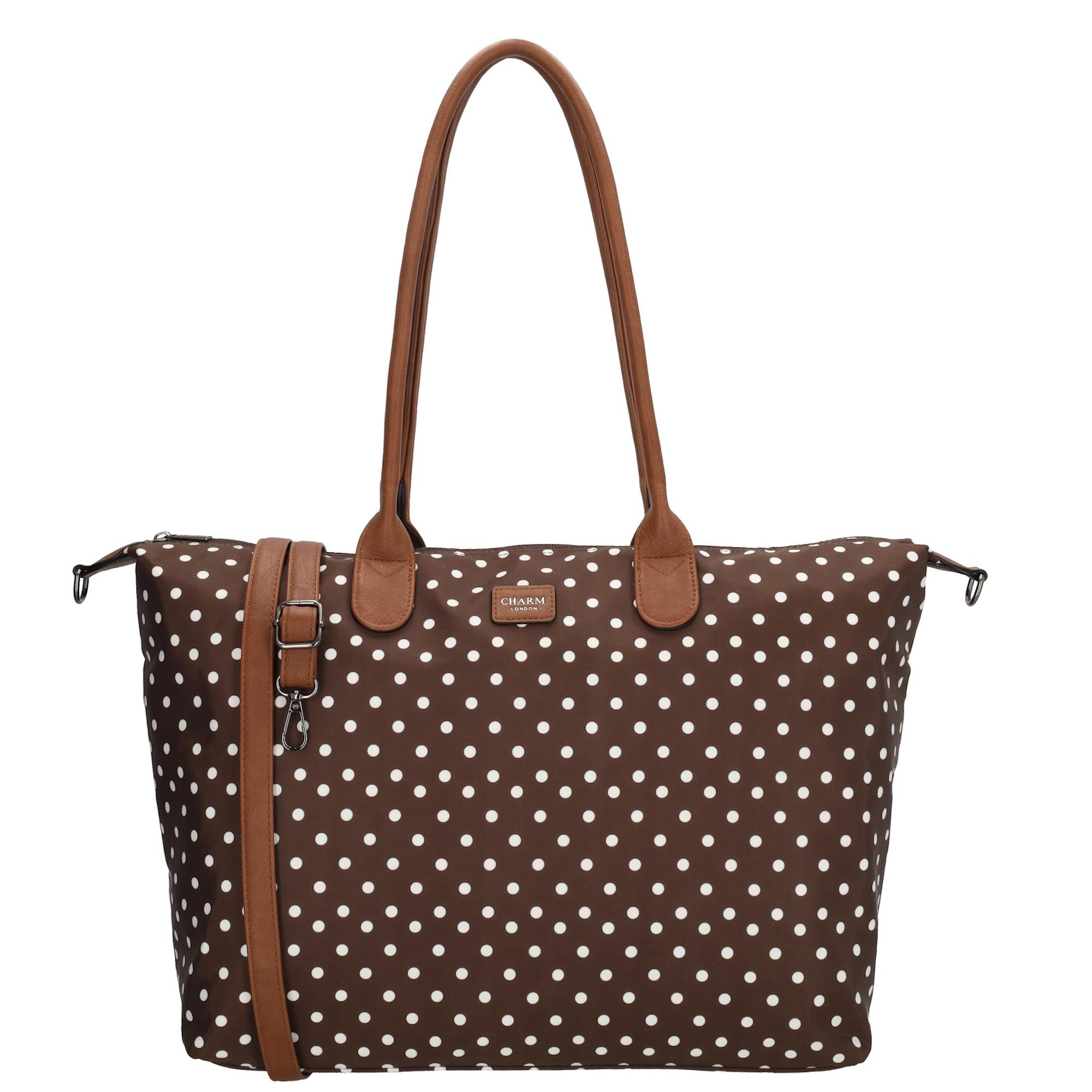 Deze shopper van Charm London is de perfecte tas voor school of werk. De tas heeft een ruim hoofdvak met een telefoonvak, een ritsvak en een speciaal laptopvak geschikt voor laptops tot 15.6 inch. Aan de achterkant zit een extra ritsvak voor snelle toegang. Dankzij de verstelbare en afneembare schouderband kun je de tas eenvoudig crossbody dragen op de hoogte die jij prettig vindt.


Kenmerken:
&bull; Afsluitbaar met een rits
&bull; Laptopvak geschikt voor 15.6 inch laptops
&bull; Ritsvak aan de achterkant
&bull; Afneembare en verstelbare schouderband
&bull; Handig telefoonvak