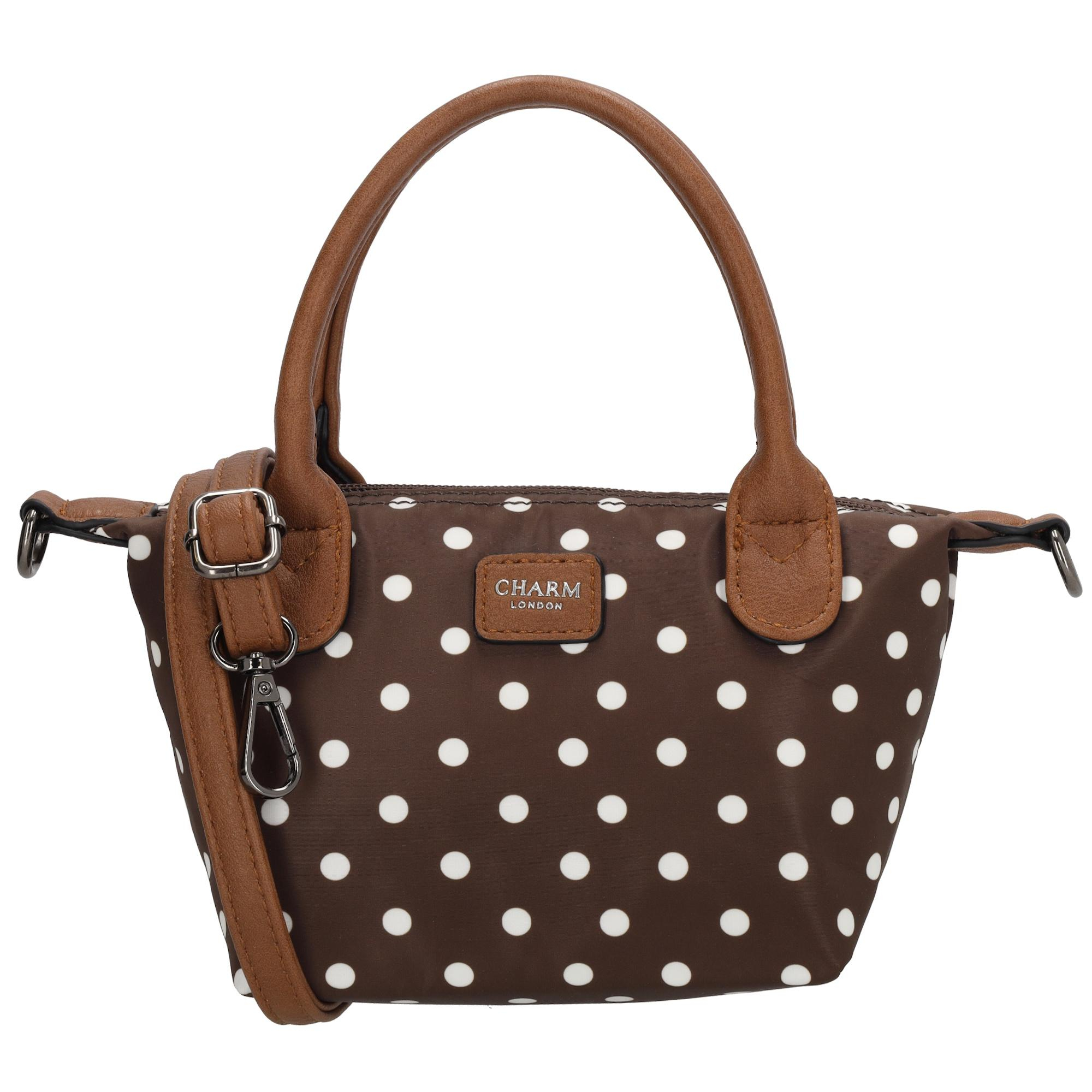 De Charm London Buckingham handtas is een compact en licht nylon tasje dat perfect is voor dagelijks gebruik. De tas sluit met een rits en is stijlvol afgewerkt met kunstlederen banden. Dankzij de twee handvaten draag je het tasje gemakkelijk in de hand en met de verstelbare en afneembare schouderband kun je hem ook comfortabel over de schouder dragen.
Kenmerken:
&bull; Nylon handtas met ritssluiting
&bull; Afgewerkt met kunstlederen banden
&bull; Twee handvaten
&bull; Verstelbare en afneembare schouderband

