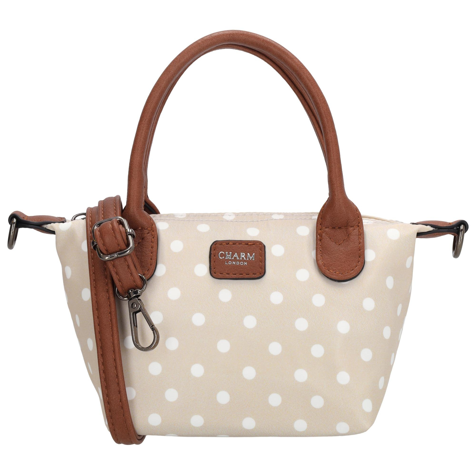 De Charm London Buckingham handtas is een compact en licht nylon tasje dat perfect is voor dagelijks gebruik. De tas sluit met een rits en is stijlvol afgewerkt met kunstlederen banden. Dankzij de twee handvaten draag je het tasje gemakkelijk in de hand en met de verstelbare en afneembare schouderband kun je hem ook comfortabel over de schouder dragen.
Kenmerken:
&bull; Nylon handtas met ritssluiting
&bull; Afgewerkt met kunstlederen banden
&bull; Twee handvaten
&bull; Verstelbare en afneembare schouderband