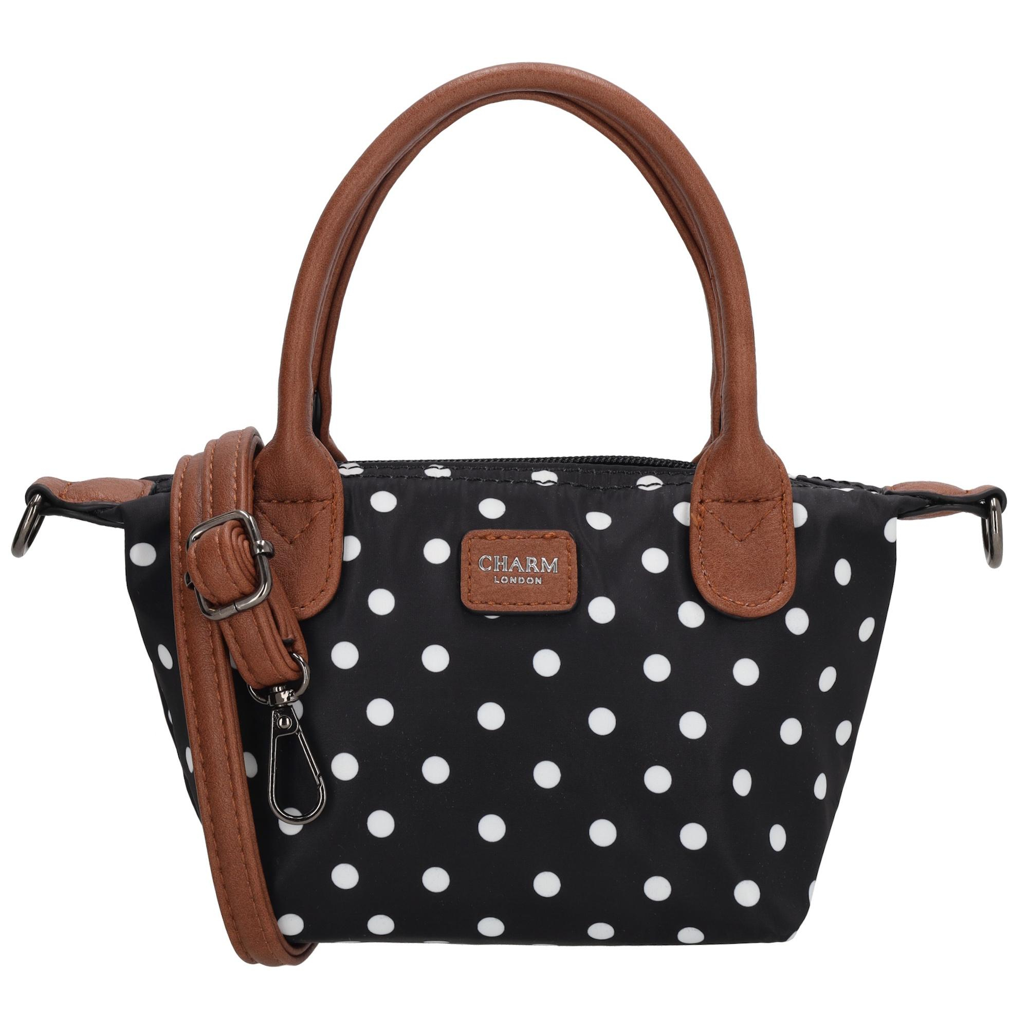 De Charm London Buckingham handtas is een compact en licht nylon tasje dat perfect is voor dagelijks gebruik. De tas sluit met een rits en is stijlvol afgewerkt met kunstlederen banden. Dankzij de twee handvaten draag je het tasje gemakkelijk in de hand en met de verstelbare en afneembare schouderband kun je hem ook comfortabel over de schouder dragen.
Kenmerken:
&bull; Nylon handtas met ritssluiting
&bull; Afgewerkt met kunstlederen banden
&bull; Twee handvaten
&bull; Verstelbare en afneembare schouderband