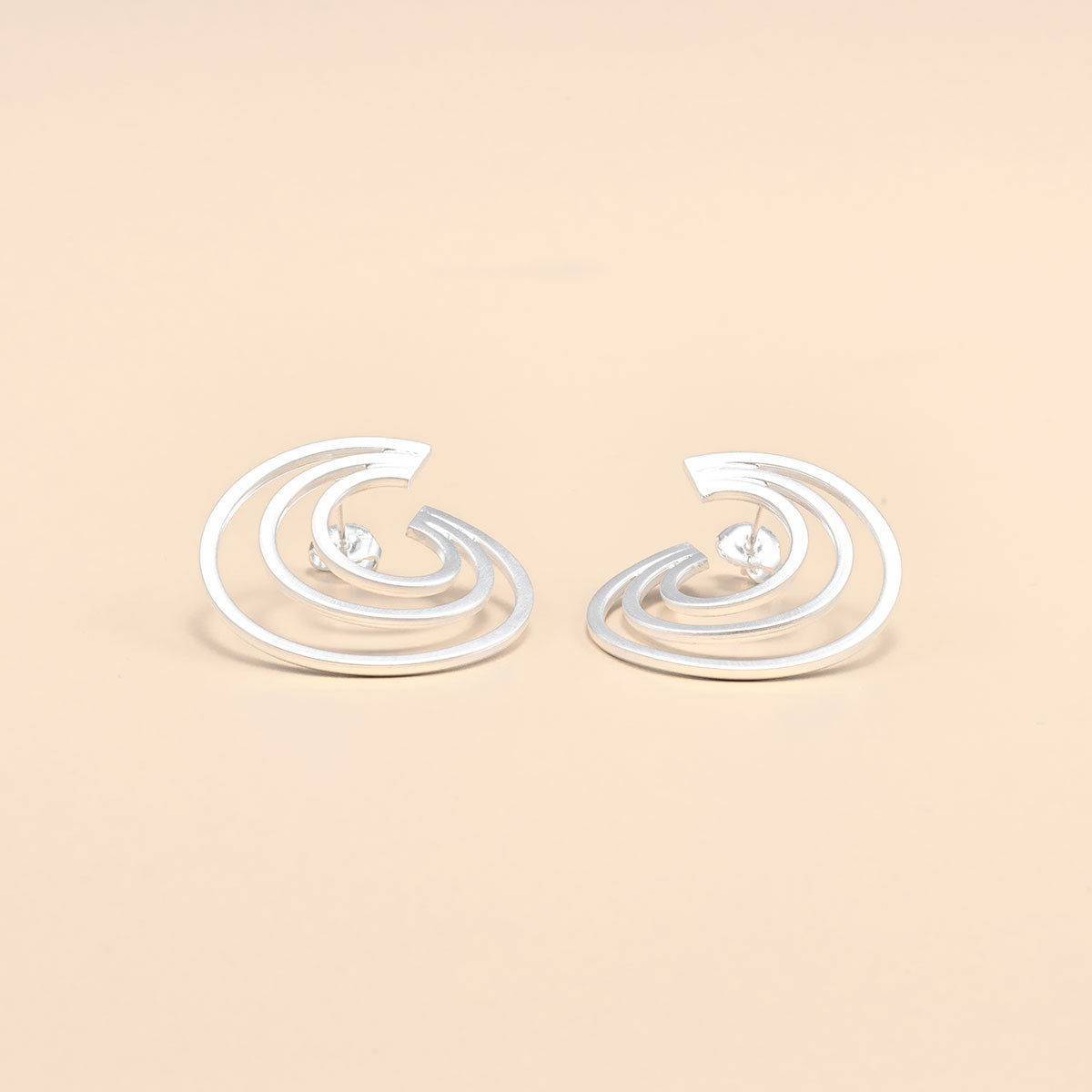 Kelim Sieraden staan bekend om hun tijdloze elegantie en verfijnde vakmanschap. Ge&iuml;nspireerd door traditionele en culturele elementen, cre&euml;ert Kelim unieke sieraden die kunst en draagbaarheid naadloos combineren. Elk stuk is met zorg handgemaakt van hoogwaardig sterling zilver, vaak met subtiele matte afwerkingen die een moderne twist geven aan klassieke ontwerpen. De collectie omvat prachtige oorbellen, kettingen, armbanden en ringen, die allemaal een gevoel van eenvoudige schoonheid en verfijnde stijl uitstralen. Kelim Sieraden zijn perfect voor degenen die op zoek zijn naar unieke, kunstzinnige stukken die een blijvende indruk achterlaten.