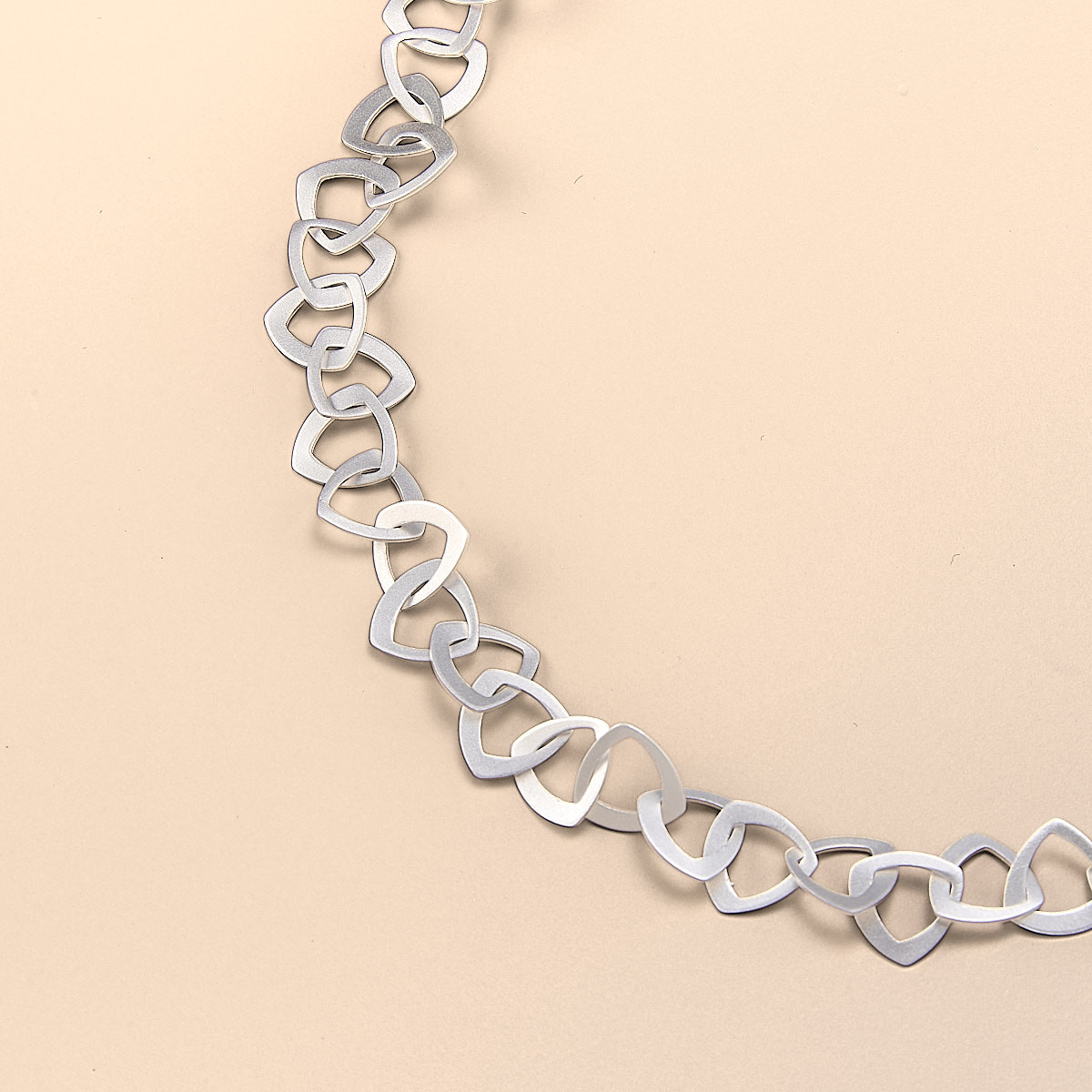 Kelim Sieraden staan bekend om hun tijdloze elegantie en verfijnde vakmanschap. Ge&iuml;nspireerd door traditionele en culturele elementen, cre&euml;ert Kelim unieke sieraden die kunst en draagbaarheid naadloos combineren. Elk stuk is met zorg handgemaakt van hoogwaardig sterling zilver, vaak met subtiele matte afwerkingen die een moderne twist geven aan klassieke ontwerpen. De collectie omvat prachtige oorbellen, kettingen, armbanden en ringen, die allemaal een gevoel van eenvoudige schoonheid en verfijnde stijl uitstralen. Kelim Sieraden zijn perfect voor degenen die op zoek zijn naar unieke, kunstzinnige stukken die een blijvende indruk achterlaten.