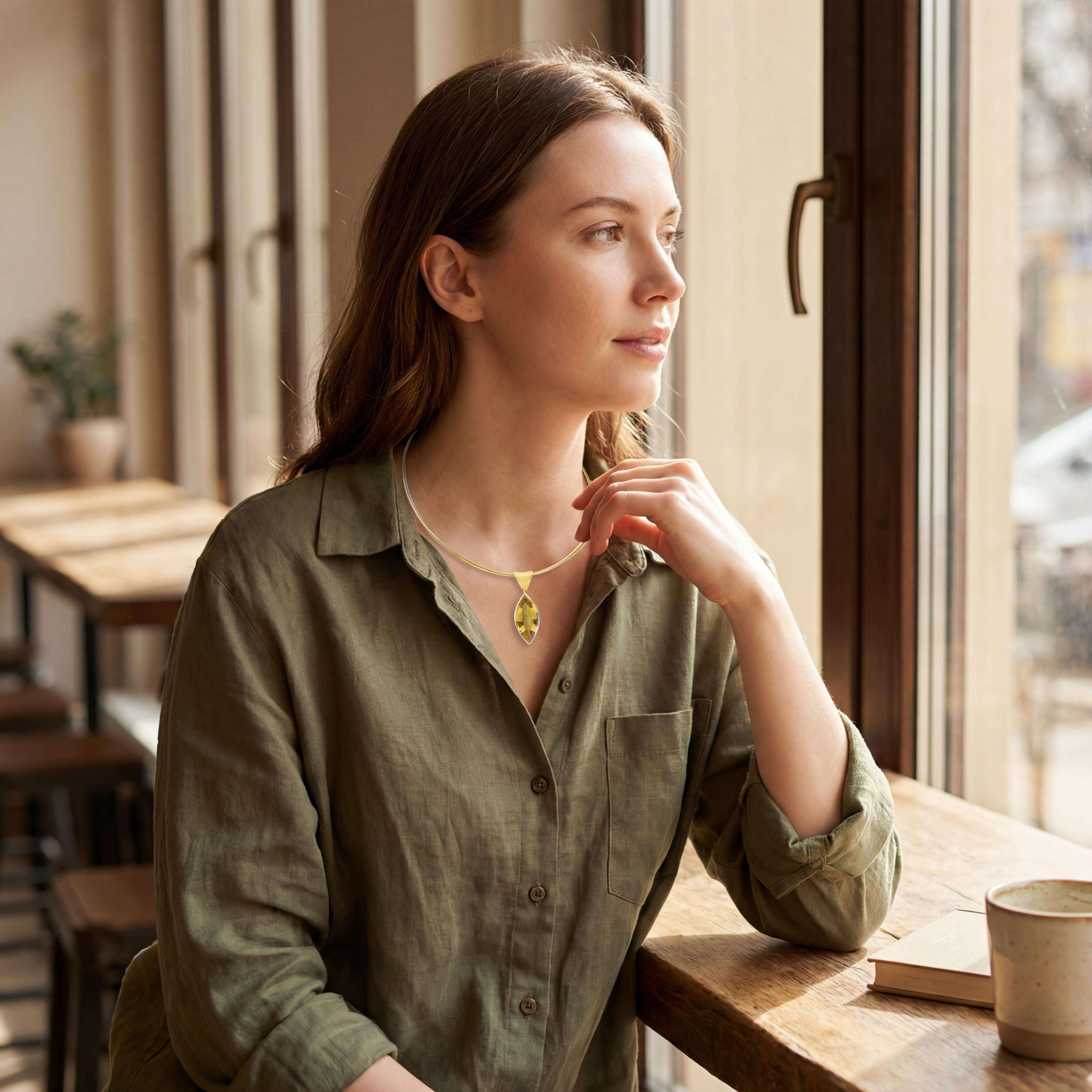 Anh&auml;nger in Wei&szlig;gold 750/ooo mit 41 Brillanten  0,41ct  TW vsi unter und neben
einem Goldberyll mit 11,62ct. Am sch&ouml;nsten am Rundhals Collier, da die Aufh&auml;ngung asymetrisch ist.