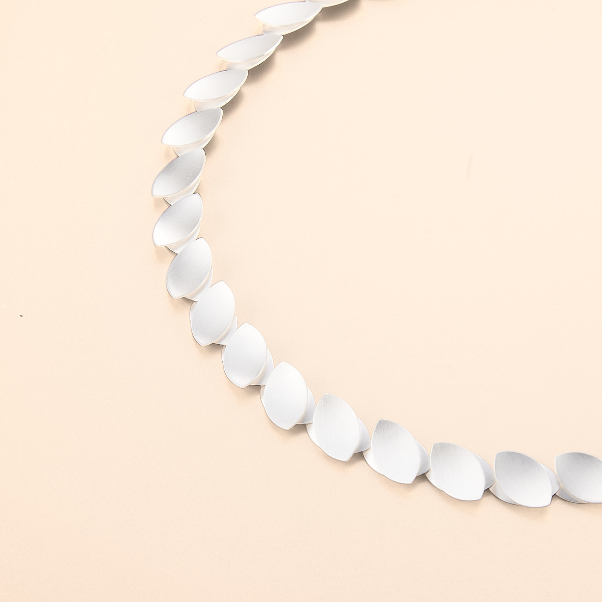 Kelim Sieraden staan bekend om hun tijdloze elegantie en verfijnde vakmanschap. Ge&iuml;nspireerd door traditionele en culturele elementen, cre&euml;ert Kelim unieke sieraden die kunst en draagbaarheid naadloos combineren. Elk stuk is met zorg handgemaakt van hoogwaardig sterling zilver, vaak met subtiele matte afwerkingen die een moderne twist geven aan klassieke ontwerpen. De collectie omvat prachtige oorbellen, kettingen, armbanden en ringen, die allemaal een gevoel van eenvoudige schoonheid en verfijnde stijl uitstralen. Kelim Sieraden zijn perfect voor degenen die op zoek zijn naar unieke, kunstzinnige stukken die een blijvende indruk achterlaten.