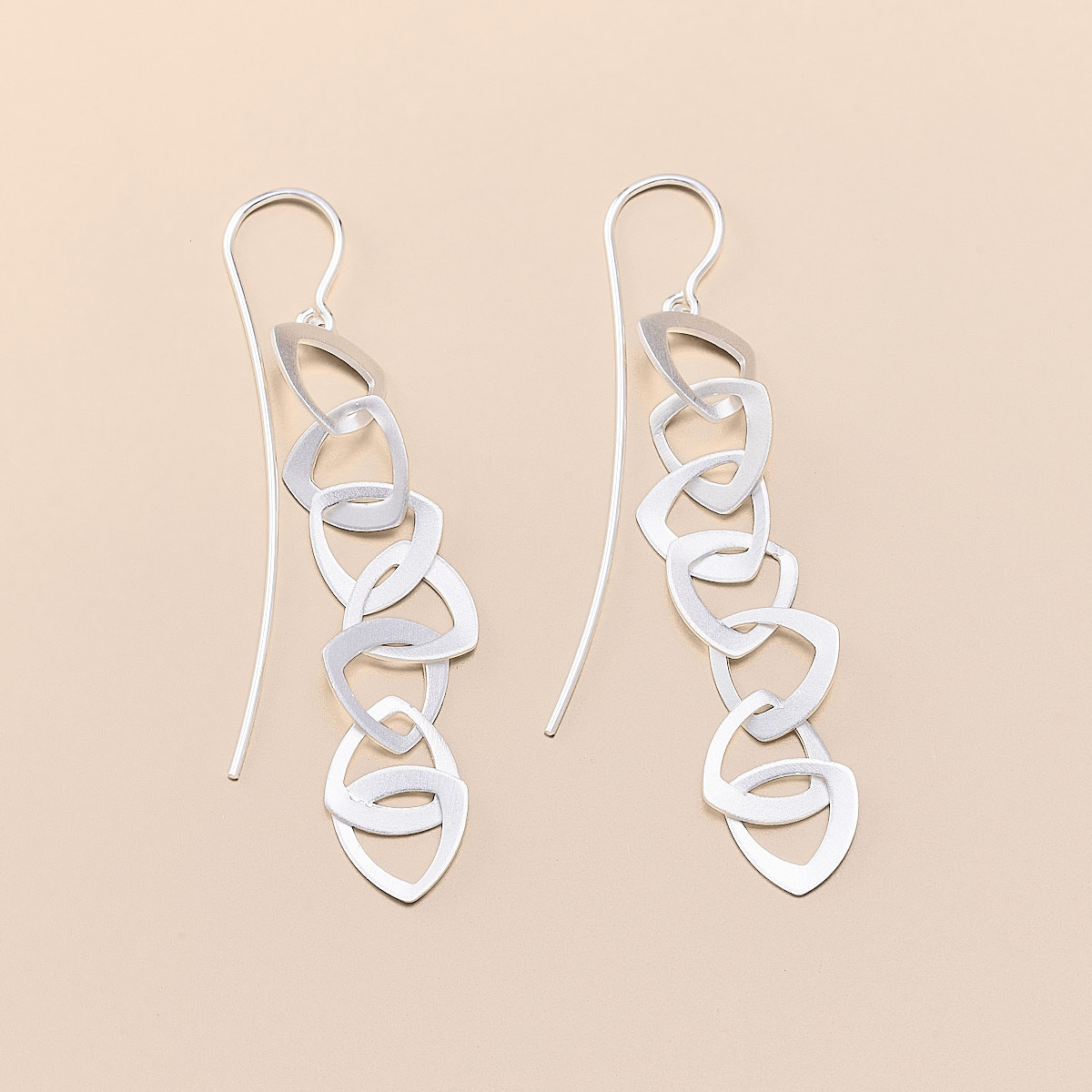 Kelim Sieraden staan bekend om hun tijdloze elegantie en verfijnde vakmanschap. Ge&iuml;nspireerd door traditionele en culturele elementen, cre&euml;ert Kelim unieke sieraden die kunst en draagbaarheid naadloos combineren. Elk stuk is met zorg handgemaakt van hoogwaardig sterling zilver, vaak met subtiele matte afwerkingen die een moderne twist geven aan klassieke ontwerpen. De collectie omvat prachtige oorbellen, kettingen, armbanden en ringen, die allemaal een gevoel van eenvoudige schoonheid en verfijnde stijl uitstralen. Kelim Sieraden zijn perfect voor degenen die op zoek zijn naar unieke, kunstzinnige stukken die een blijvende indruk achterlaten.