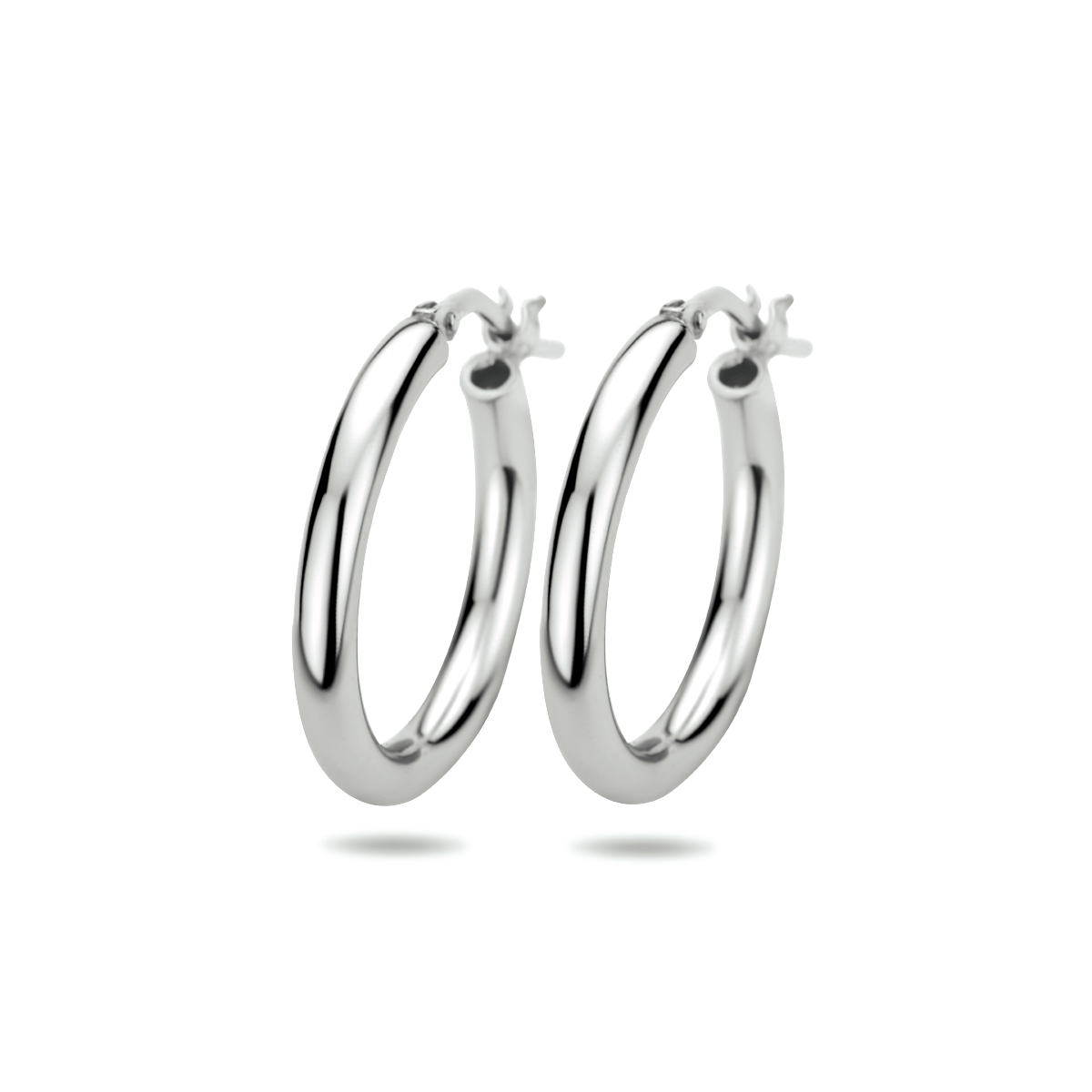 Zilveren creolen oorringen ronde buis 2,5 mm | 1304776 &mdash; elegante gerhodineerde zilveren oorringen met ronde buisvorm en comfortabele hefboom-sluiting. Tijdloos ontwerp, perfect voor dagelijks dragen en feestelijke looks. Verkrijgbaar bij Juwelier Schouten &ndash; Middenwaard, Heerhugowaard.