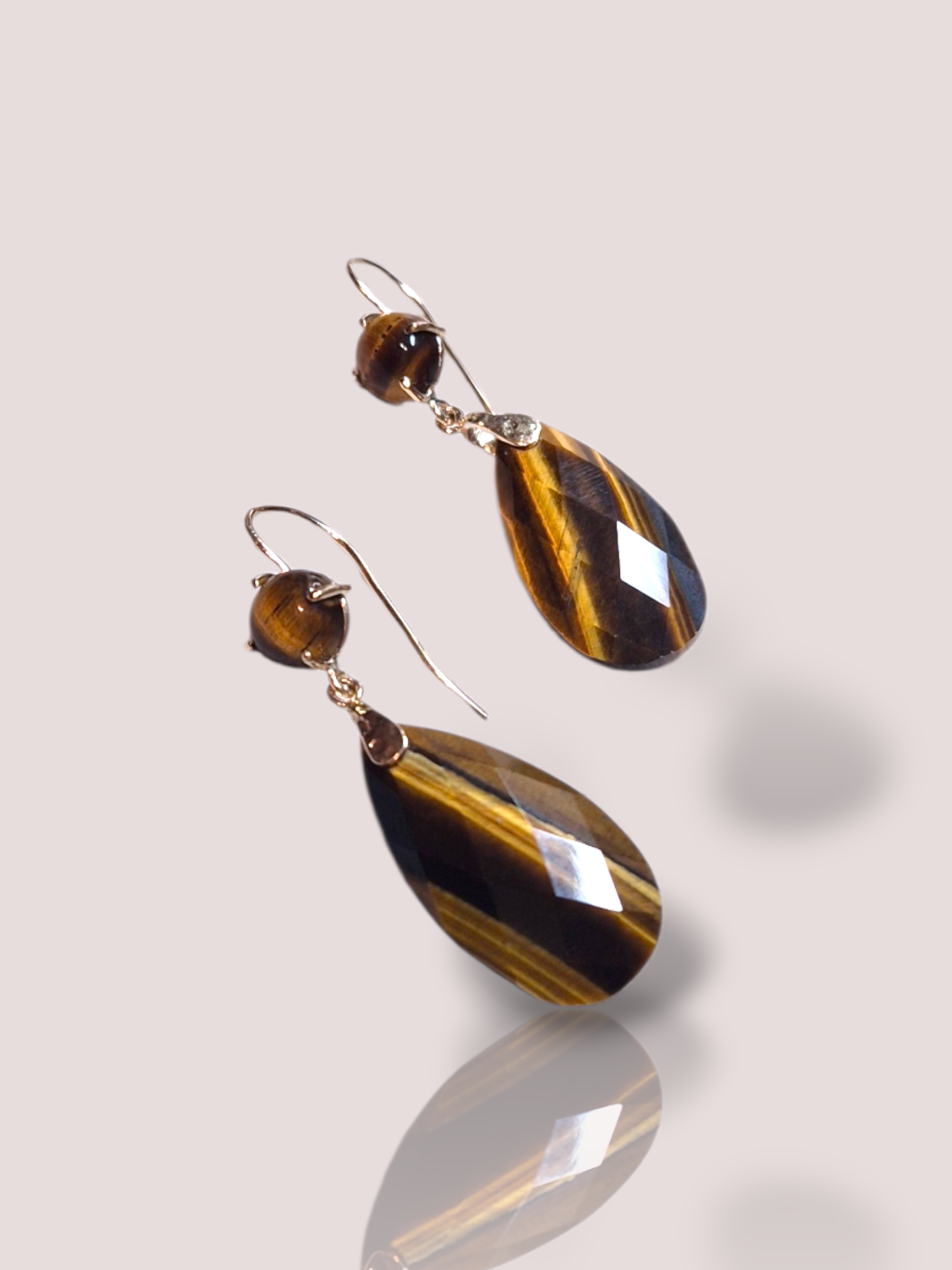 Deze Vintage 14k geel gouden oorbellen met tijgeroog, zijn een elegante toevoeging aan elke sieradencollectie. Ze behoren tot de categorie juwelen en vallen onder de subtype hangende oorbellen. Draag deze oorbellen bij formele gelegenheden of een avondje uit voor een verfijnde en chique uitstraling.

De oorbellen zijn mooi beweeglijk en zijn 4,5 cm lang.