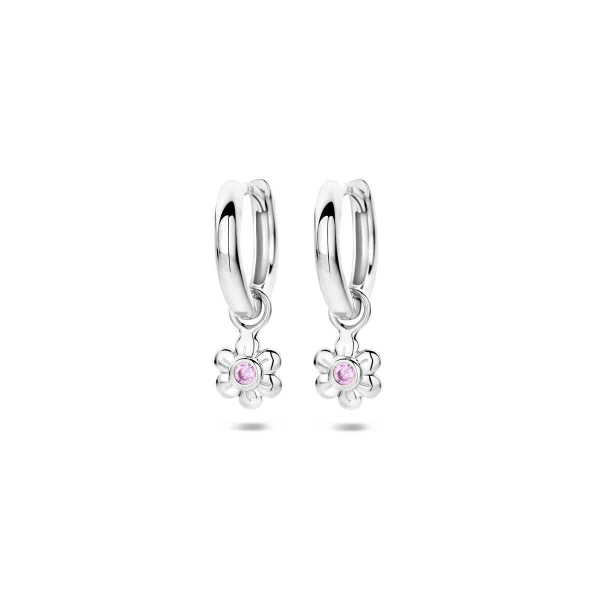 Gerhodineerd 925 zilveren oorringen uitgevoerd met een bloem en een schitterende roze zirkonia. De totale afmeting van de oorringen is 12x2mm. De afmeting van de hanger is 10x5.5mm.