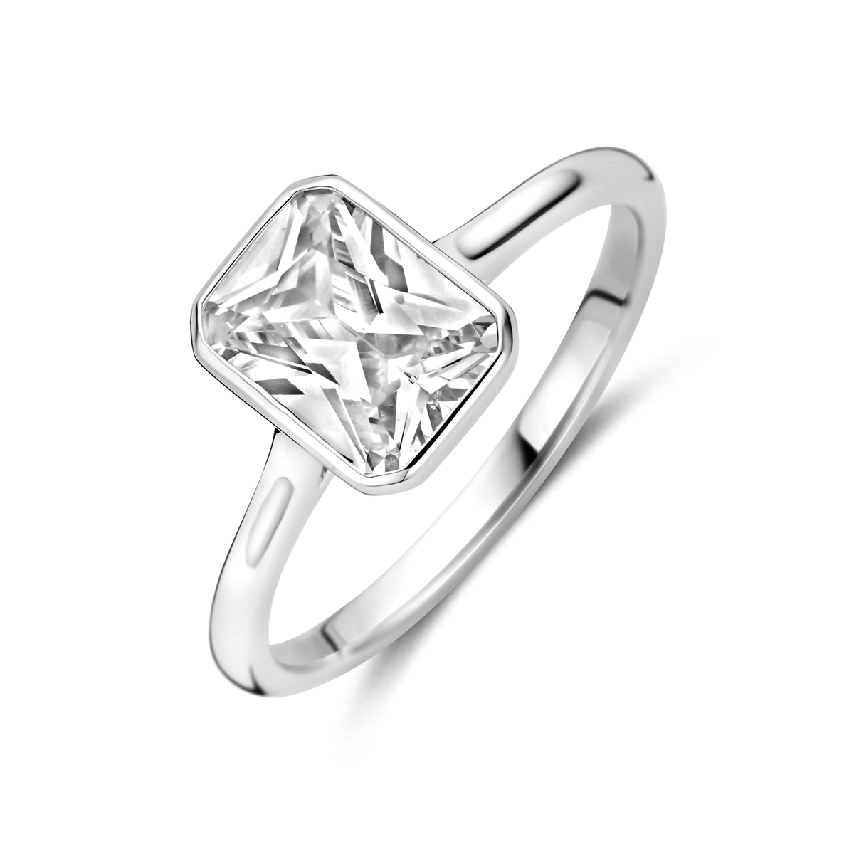 Gerhodineerd 925 zilveren ring uitgevoerd met zirkonia. De ring heeft een afmeting van 9x7mm.