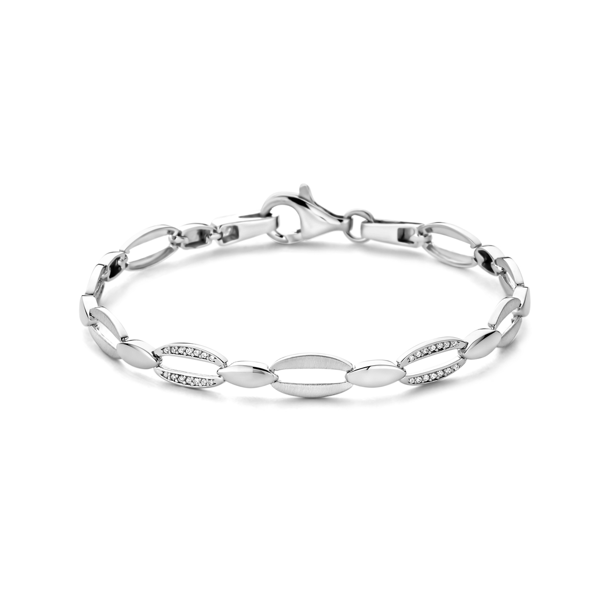 Gerhodineerd 925 zilveren armband uitgevoerd met zirkonia. De armband heeft een schakelbreedte van 6mm en draaglengte van 18.5cm. Uitgevoerd met karabijnsluiting.