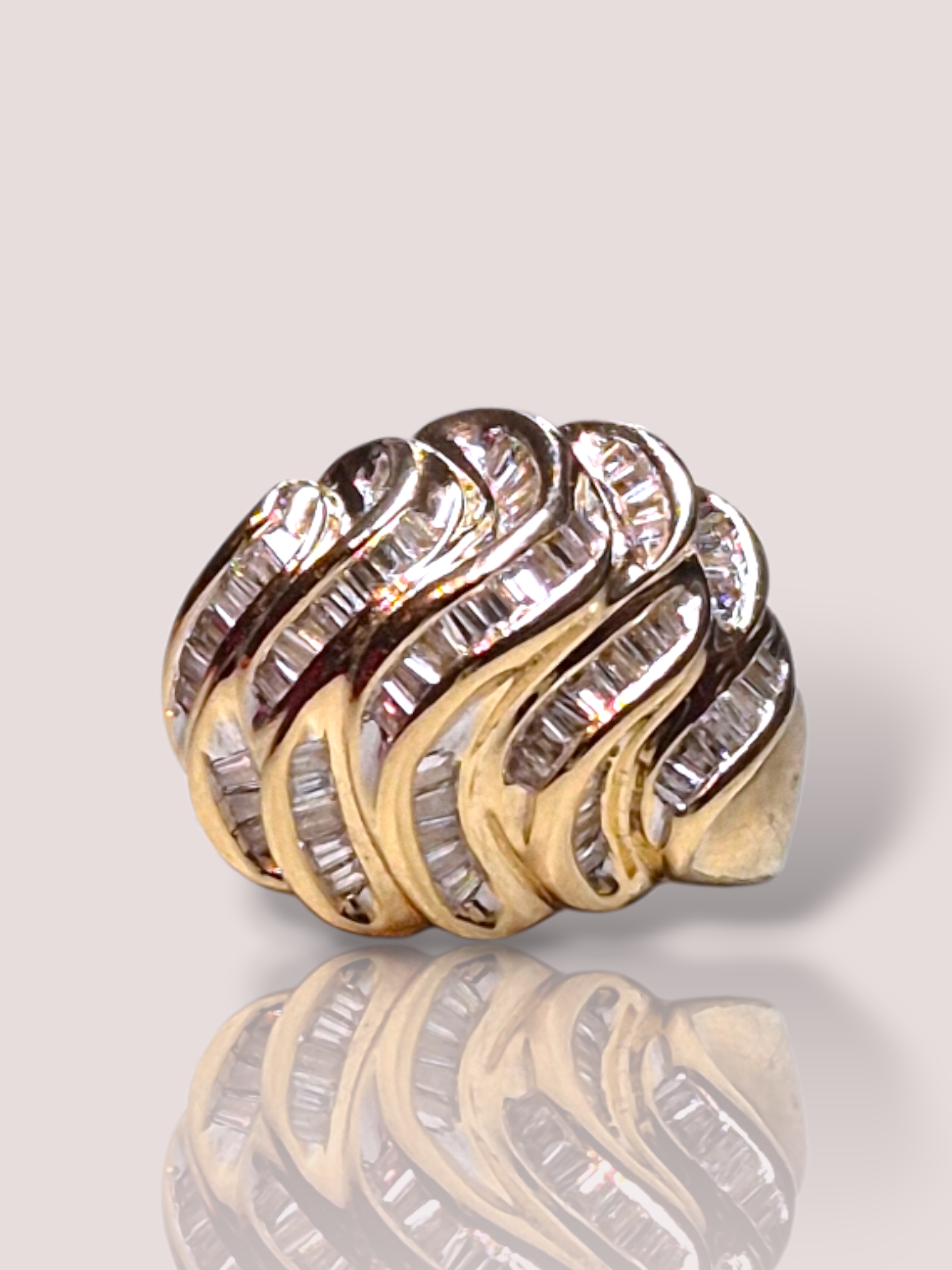 De Vintage 18k geelgouden ring is een prachtige ring met schitterende diamantbaguettes die elegantie en verfijning toevoegen aan elke look. Het beste te dragen om speciale gelegenheden te accentueren; combineer het met subtiele sieraden voor een harmonieuze uitstraling.

De ring bevat 51 baguette geslepen diamanten van elk 0,05ct, in totaal bevat de ring geschat circa 2,55ct.