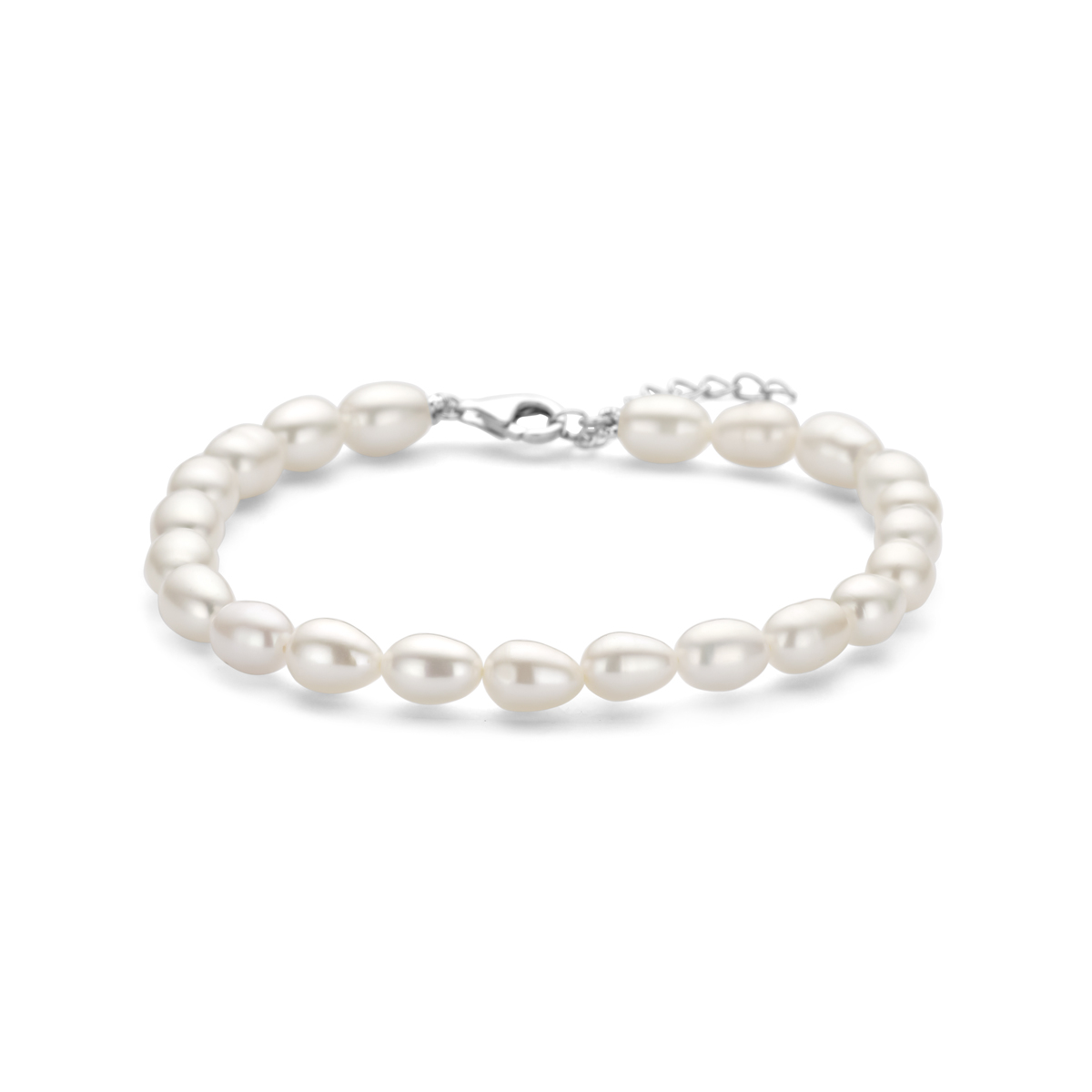 Gerhodineerd 925 zilveren armband uitgevoerd met parels. De armband heeft een draaglengte van 18cm met 3cm extensie. Uitgevoerd met karabijnsluiting.