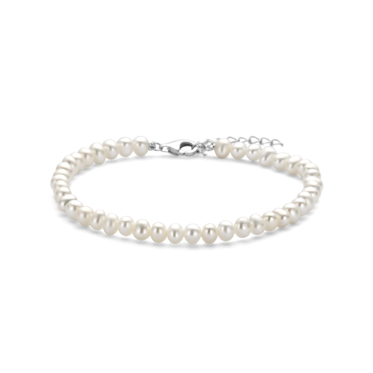 Gerhodineerd 925 zilveren armband uitgevoerd met parels. De armband heeft een draaglengte van 18cm met 3cm extensie. Uitgevoerd met karabijnsluiting.