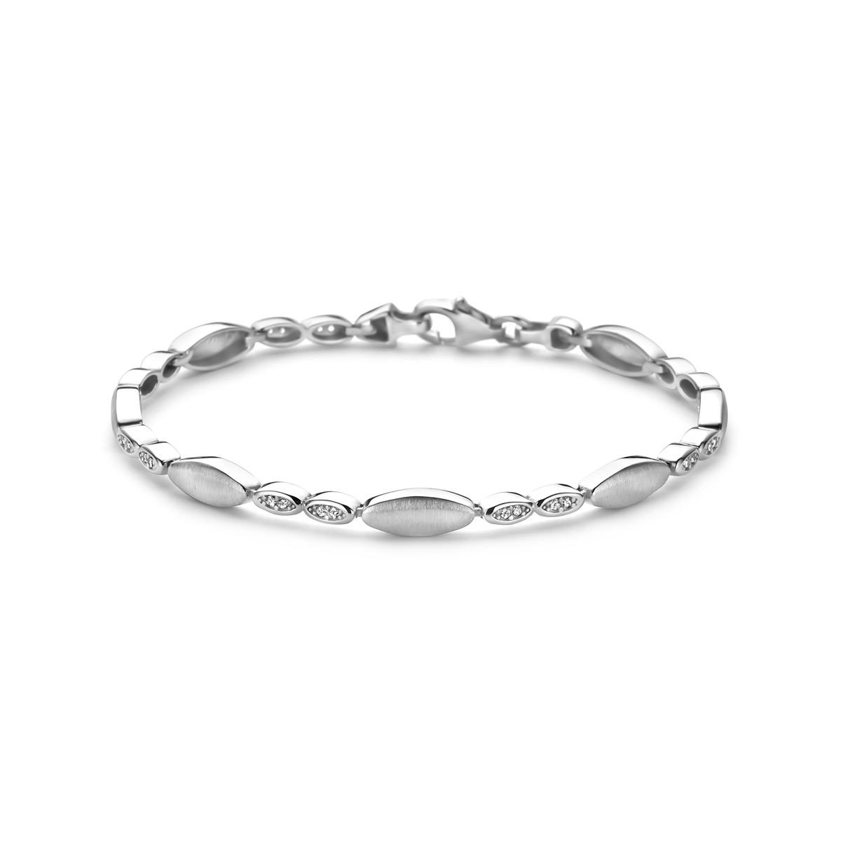Gerhodineerd 925 zilveren armband met zirkonia. De armband heeft een schakelbreedte van 4,7mm en een draaglengte van 19cm. Uitgevoerd met karabijnsluiting.