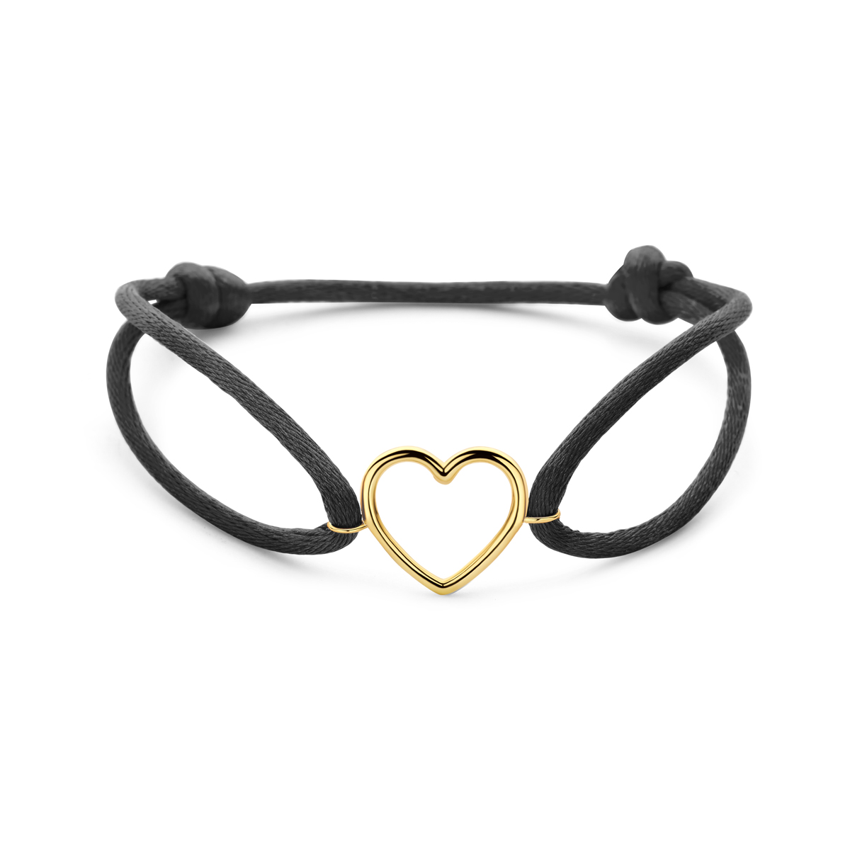 Zwart satijn armband uitgevoerd met een 14k geelgouden hartje met een afmeting van 13.5x15mm. De armband heeft draaglengtes van 13 tot 26cm.