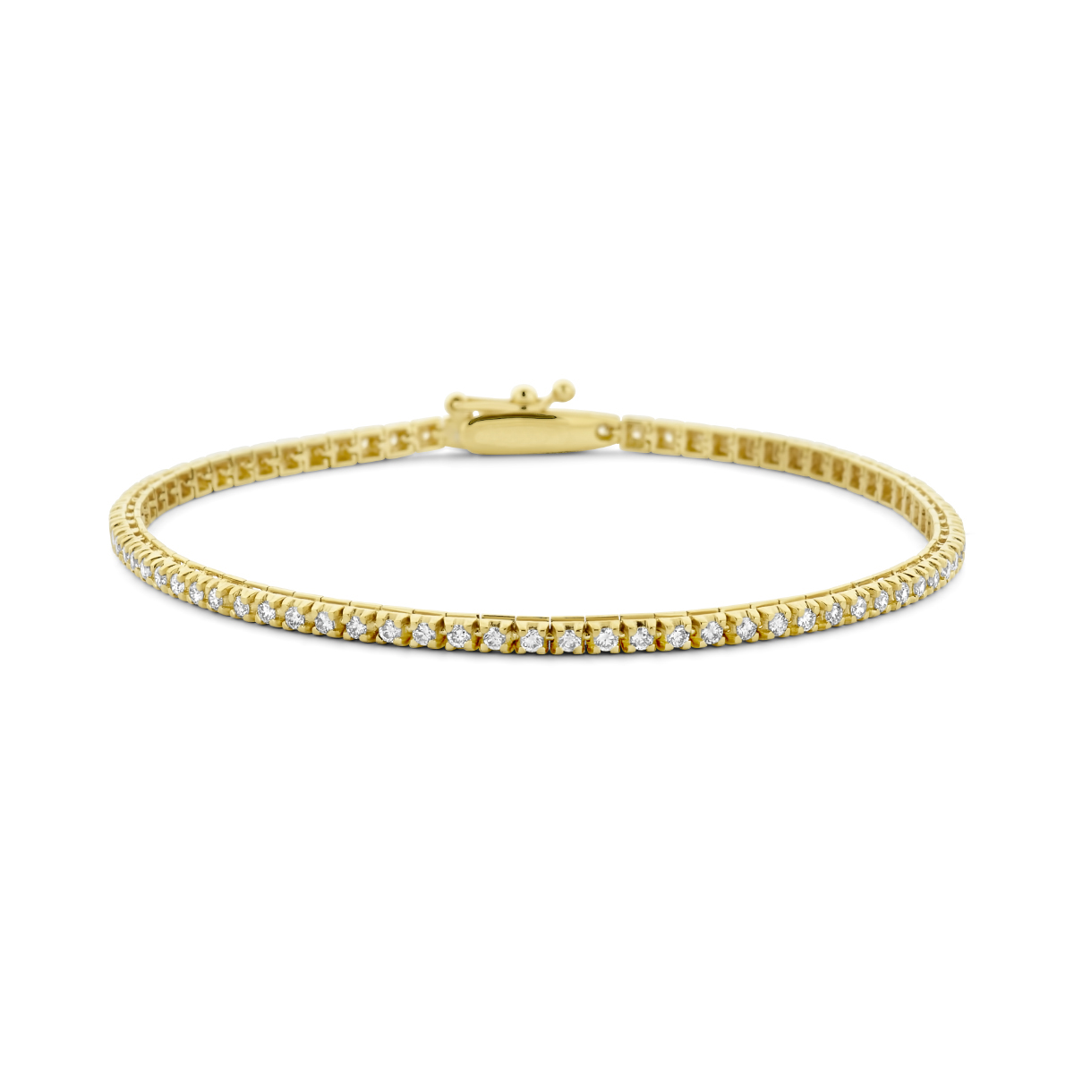 14k Geelgouden tennisarmband uitgevoerd met schitterende lab grown diamanten. De tennisarmband heeft een draaglengte van 17.5cm en een schakelbreedte van 2mm. Het diamantgewicht is 1.00ct. Lab grown diamanten zijn diamanten die ontstaan in een laboratorium. Onder extreem hoge druk en temperatuur wordt het natuurlijk ontstaansproces nagebootst met als eindresultaat een diamant met dezelfde chemische eigenschappen maar met een andere oorsprong.