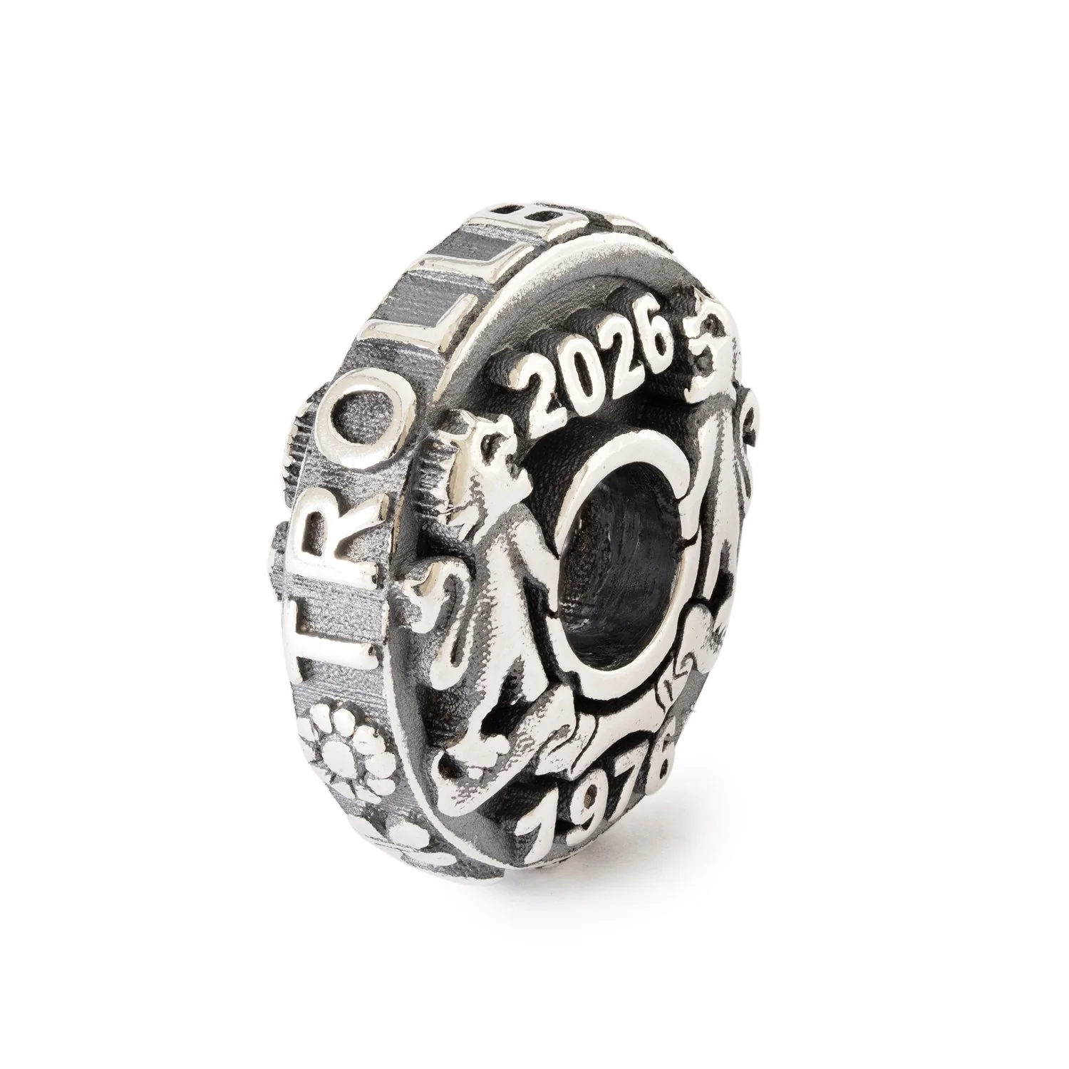 De Trollbeads Jubileum met modelnummer TAGBE-60016 is een verfijnde hanger van het sieradentype. Dit unieke juweel valt binnen de categorie 'Jewel' en kan het beste gedragen worden aan een mooie ketting. Draag het als een opvallend stuk om je outfit te verfraaien en een elegante uitstraling te cre&euml;ren.