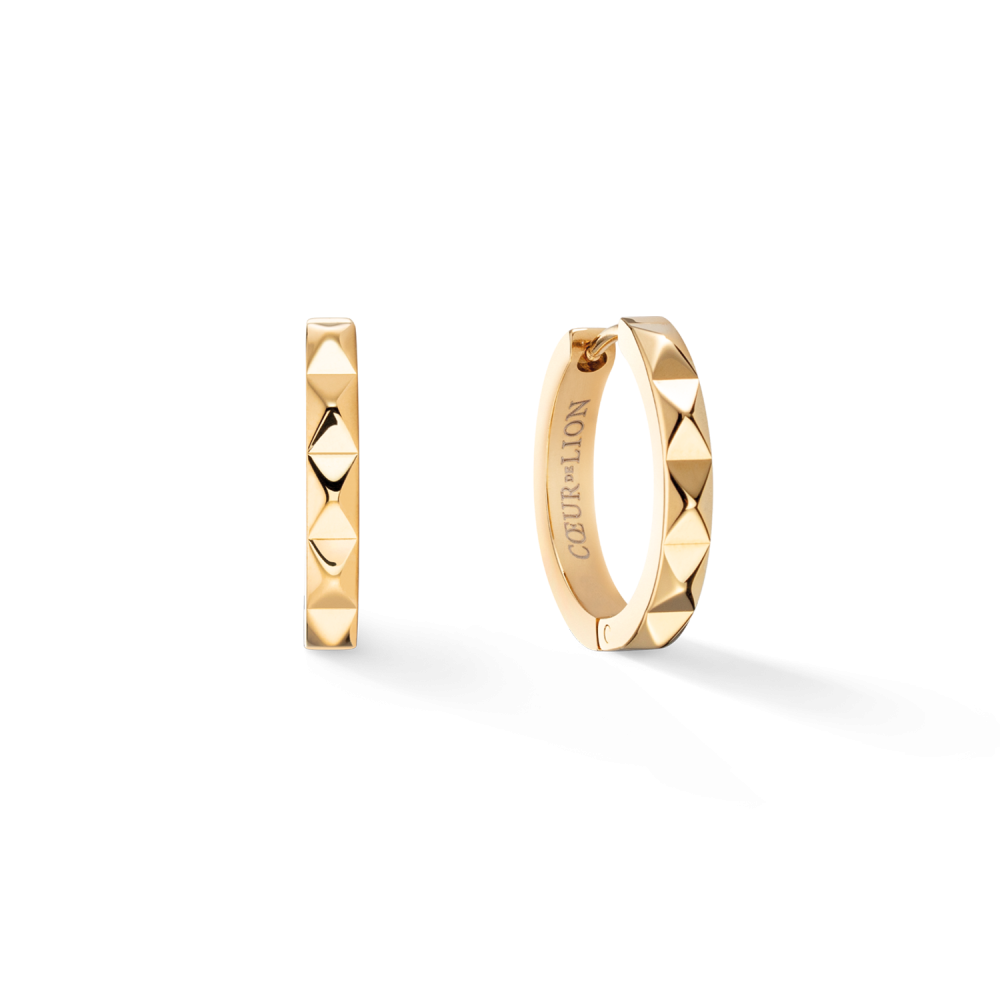 Deze schitterende goudkleurige klapcreolen zijn van het merk Coeur de Lion. Ze zijn uitgevoerd met een unieke bewerking en vervaardigd uit staal met een laagje goud, wat zorgt voor hun opvallende glans. Met een diameter van 23 mm en breedte van circa 3 mm, voegen deze oorbellen een subtiele touch of glamour toe aan elke outfit.

Dit paar damesoorbellen is onderdeel van onze prachtige collectie gold plated sieraden. Ze zijn perfect voor veel verschillende gelegenheden dankzij hun stijlvolle uitstraling. Het metaalgewicht is ongeveer 5 gram - let wel: dit is slechts een indicatie en het precieze gewicht kan iets afwijken.

Over Coeur de Lion
Coeur de Lion staat bekend om haar kenmerkende vormgeving en opvallende kleurencombinaties. Opgericht in Duitsland in 1987, heeft dit merk zich ontwikkeld tot een echt stijlicoon binnen de wereld van sieraden. Elk sieraad wordt handgemaakt, waardoor elk stuk uniek is en getuigt van hoge kwaliteit. Bij aankoop wordt elk sieraad geleverd inclusief echtheidscertificaat.