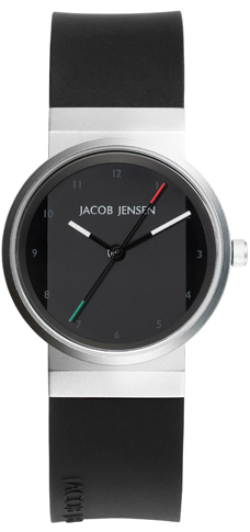 De Jacob Jensen New Line 742 heeft met 29 mm. een mooi formaat en wordt afgemaakt met een zwart gekleurde wijzerplaat. Het materiaal glas van dit uurwerk is mineraal glas, en het horloge is 3 ATM (handen wassen) waterdicht.