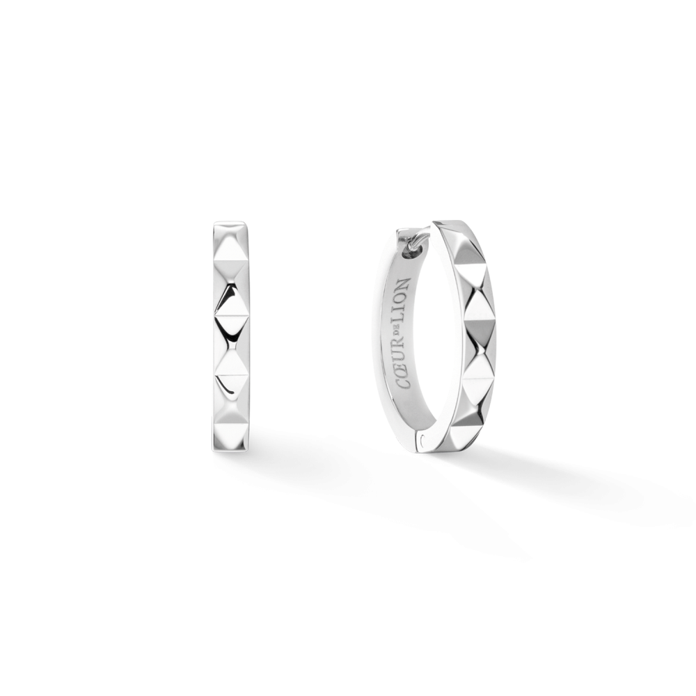 Ontdek de elegante Coeur de Lion klapcreolen Spikes 0135/21-1700, een verfijnd accessoire dat elke outfit compleet maakt. Deze zilverkleurige oorbellen zijn vervaardigd uit hoogwaardig staal en voorzien van een subtiele bewerking die zorgt voor een glanzend oppervlak. Met een diameter van circa 23 mm en een breedte van ongeveer 3 mm, zijn deze creolen perfect voor dagelijks gebruik of speciale gelegenheden.

Coeur de Lion staat bekend om zijn unieke ontwerpen en hoogwaardige afwerking. Elk sieraad is met de hand gemaakt in Duitsland sinds 1987, wat resulteert in unieke stukken die wereldwijd worden erkend als stijliconen. De combinatie van opvallende kleuren en bijzondere vormen maakt elk stuk bijzonder.