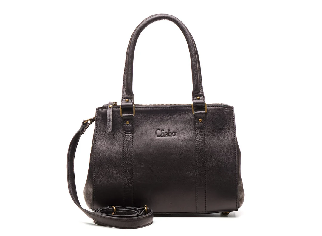 De Como Classic van Chabo Bags is de perfecte combinatie van stijl, gemak en veelzijdigheid. Deze tijdloze klassiekeris ontworpen voor dagelijks gebruik, zonder concessies te doen aan elegantie of functionaliteit.

Met haar cleane vormgeving, slimme vakkenindeling en comfortabele draagopties is de Como Classic een onmisbare aanvulling op jouw tassencollectie.

Waarom jij voor de Como Classic kiest
✔ Draagcomfort op jouw manier
De tas is voorzien van korte, vaste schouderbanden en wordt geleverd met een lange, verstelbare en afneembare band. Zo draag je haar als handtas, schoudertas of crossbody &ndash; precies zoals jij wilt.

✔ Drie ruime compartimenten
De Como Classic heeft een slimme driedelige indeling:

Twee aparte ritsvakken

Een ruim middenvak met magneetsluiting

Extra insteekvak aan de binnenzijde &ndash; perfect voor je telefoon of sleutels

Alles overzichtelijk en snel binnen handbereik.

✔ Praktisch &eacute;n stijlvol
Onder de tas zitten beschermende metalen pootjes, zodat het leer mooi blijft &ndash; ook als je haar neerzet op diverse ondergronden.

Details

Afmetingen: 27 &times; 21 &times; 10 cm

Materiaal: Echt leer

Indeling: 3 hoofdvakken + insteekvak

Sluiting: Rits & magneet

Draagopties: Hand, schouder & crossbody

Beschermende pootjes aan de onderzijde