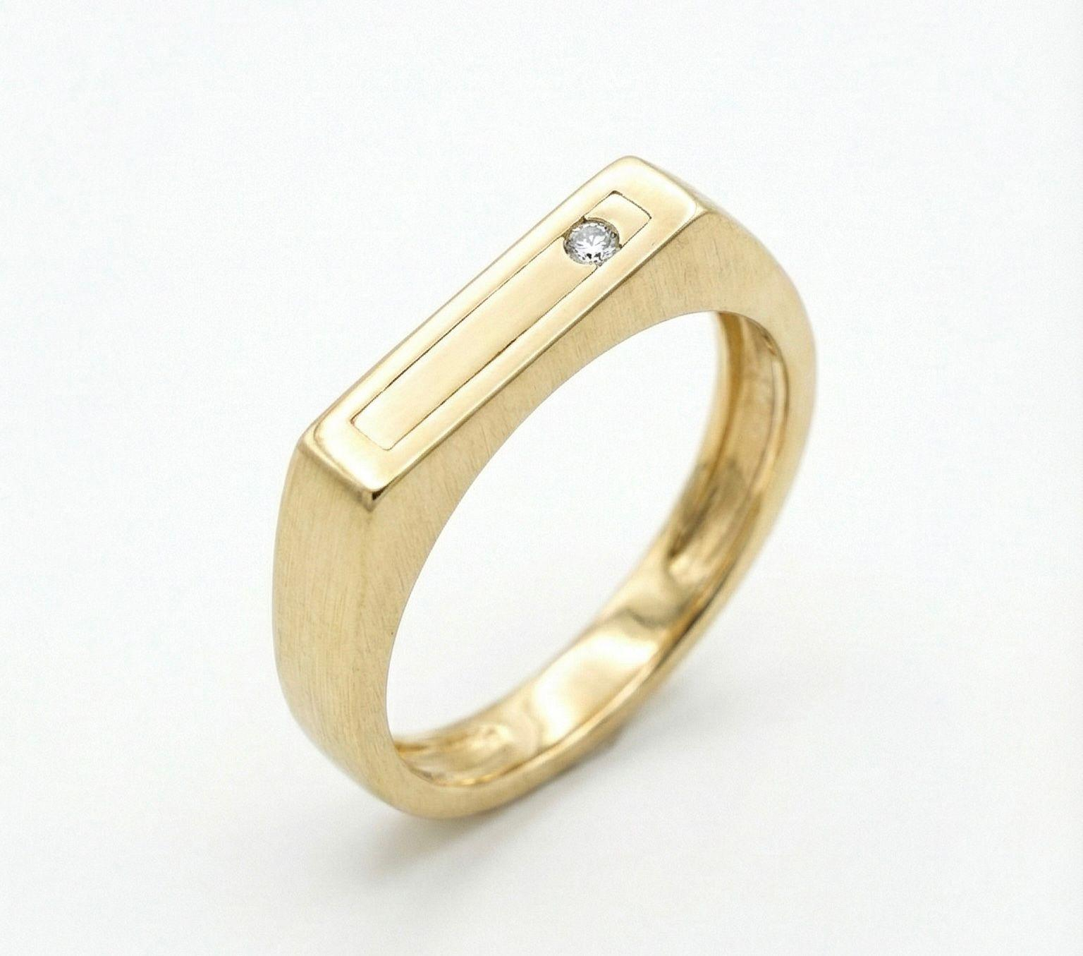 De Huismerk gouden ring, straalt elegante eenvoud uit. Perfect voor dagelijks gebruik of speciale gelegenheden. Draag dit veelzijdige sieraad aan je ringvinger of mix het met andere ringen voor een trendy uitstraling. Een tijdloze toevoeging aan je sieradencollectie die elke outfit compleet maakt.