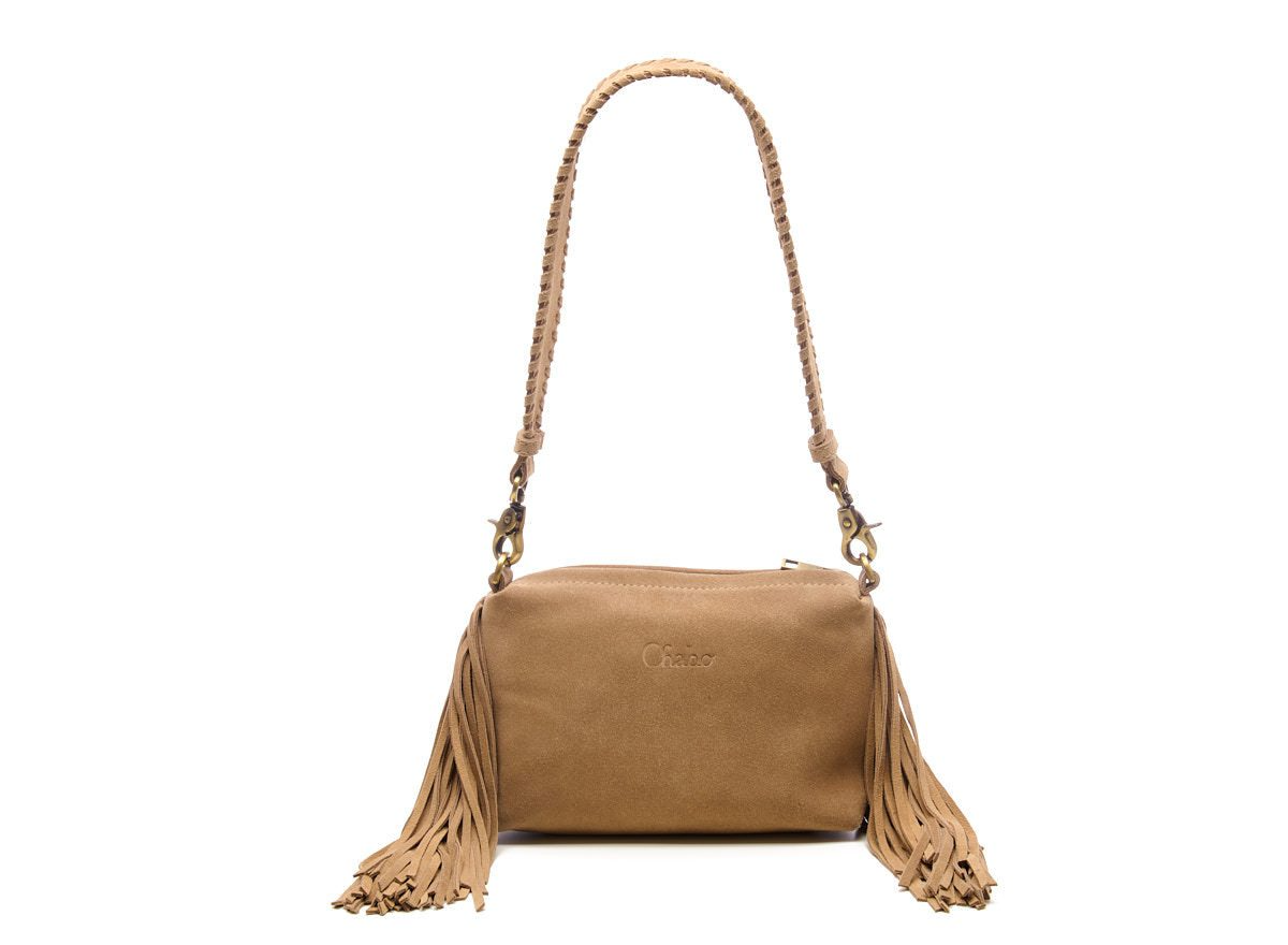 De Suede Stormy Shoulderbag van Chabo Bags is een echte eyecatcher voor elke outfit. Deze modieuze leren schoudertas is gemaakt van hoogwaardig su&egrave;de met luxe leren accenten en speelse franjes aan de zijkanten. Een perfecte combinatie van stijl, functionaliteit en vakmanschap &ndash; precies wat je verwacht van een tas van Chabo Bags.

Elegant design met oog voor detail
De Stormy Suede is compact van formaat, maar groots in uitstraling. De su&egrave;de structuur voelt zacht aan en de leren franjes zorgen voor een trendy boho-look. Dankzij de tijdloze vormgeving past deze tas moeiteloos bij zowel je casual als je chique outfit.

Handige indeling en draagcomfort
Hoofdvak met ritssluiting

Binnenvakken voor telefoon, sleutels en kleine essentials

Afneembare schouderband en een extra lang crossover hengsel voor veelzijdig draagcomfort

Productdetails
Materiaal: Luxe su&egrave;de met leren accenten

Formaat: 21 x 14 x 10 cm

Altijd stijlvol onderweg
Of je nu naar je werk gaat, een lunchafspraak hebt of een dagje gaat shoppen &mdash; met de Stormy Suede Shoulderbagneem je alles mee in stijl.