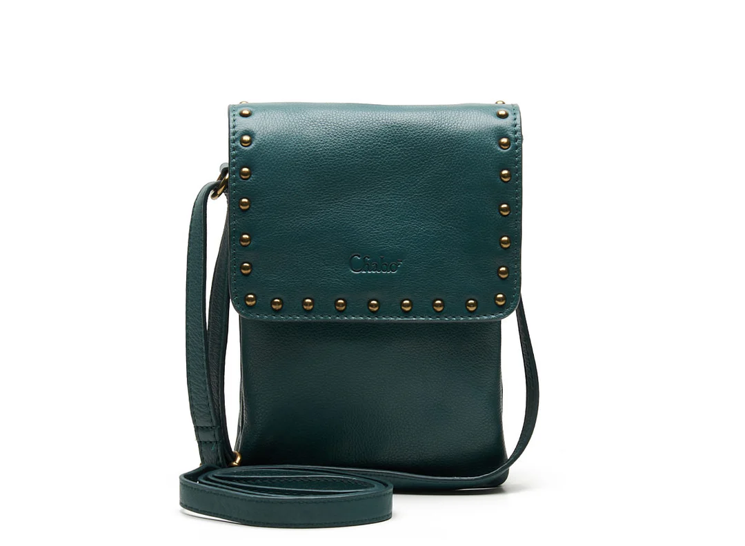 Op zoek naar een compacte leren crossbody tas met verrassend veel opbergruimte? De Verona Mover is klein van formaat, maar groots in functionaliteit en stijl. Dit zachte leren tasje met brass kleurige studs is perfect voor dagelijks gebruik, festivals en handsfree momenten.

Waarom kiezen voor de Verona Mover?
Compact, maar slim ingedeeld
Ondanks het compacte formaat biedt de Verona Mover volop ruimte voor je telefoon, pasjes en kleine essentials. De tas sluit met een overslagflap met magneetsluiting en een rits, zodat je spullen veilig opgeborgen zijn.

Onder de rits bevinden zich drie aparte opbergvakken:

Het voorste vak bevat extra pasjesvakjes

Het middelste vak is ideaal voor je telefoon

Het achterste vak is voorzien van een extra ritsvak

Aan de achterkant van de tas zit bovendien nog een extra vak met magneetsluiting voor snelle toegang.

Multifunctioneel te dragen
De Verona Mover wordt geleverd met een verstelbare en afneembare schouderband, zodat je hem draagt zoals jij dat wilt: als crossbody, over de schouder of &ndash; dankzij de achterlus &ndash; ook aan een riem. Ideaal voor festivals, reizen en actieve dagen.

Klein van formaat, groots in stijl
De combinatie van super zacht leer, stoere studs en slimme indeling maakt deze tas tot een veelzijdige accessoire die moeiteloos past bij elke outfit en gelegenheid.

Productdetails

Afmetingen: 14,5 &times; 20 &times; 5 cm

Materiaal: Super zacht leer

Indeling: Meerdere binnenvakken voor pasjes en telefoon

Sluiting: Overslagflap met magneet & ritssluiting

Draagopties: Crossbody, over de schouder of aan een riem

Extra&rsquo;s: Verstelbare & afneembare schouderband en afneembare kwast

De Verona Mover is de perfecte keuze voor wie een kleine leren tas met maximale functionaliteit zoekt &ndash; stijlvol, praktisch en altijd klaar om met je mee te gaan.