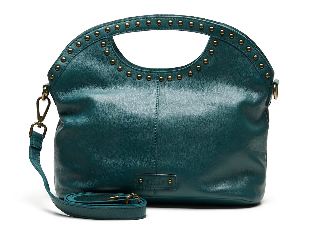 Op zoek naar een echte eye-catcher? De Verona Handbag is d&eacute; fashionista tas onder de handtassen en crossbody&rsquo;s. Of je nu een festival bezoekt, de stad in gaat of een lunchafspraak hebt: met deze tas steel je gegarandeerd de show. Het zachte leer, de unieke vorm en de brass kleurige studs maken de Verona tot een uitgesproken en stijlvolle keuze.

Waarom kiezen voor de Verona Handbag?
Uniek & opvallend design
De Verona is voorzien van een karakteristieke handgreep en rondom afgewerkt met brass kleurige studs. Dit geeft de tas een speelse maar luxe uitstraling en maakt haar perfect om elke outfit n&eacute;t dat beetje extra te geven.

Draag &rsquo;m zoals jij wilt
Dankzij de lange, verstelbare crossover band draag je deze tas comfortabel als crossbody, over de schouder of stijlvol in de hand. Casual overdag of chic in de avond &ndash; de Verona past zich moeiteloos aan jouw stijl aan.

Slim & ruim ingedeeld
De tas sluit veilig met een ritssluiting aan de bovenzijde. Binnenin vind je praktische zijvakken en aan de achterkant een extra ritsvak. Ideaal voor het overzichtelijk opbergen van je telefoon, sleutels en pasjes.

Productdetails

Afmetingen: 30 &times; 19 &times; 11 cm

Materiaal: Zacht leer

Indeling: Hoofdvak met rits, binnenvakken & achterritsvak

Draagopties: Handtas, schoudertas & crossbody

Sluiting: Ritssluiting

Extra: Unieke brede schouderband voor een opvallende look

De Verona Handbag is de perfecte combinatie van fashion, comfort en functionaliteit &ndash; een must-have leren tas voor wie durft op te vallen.