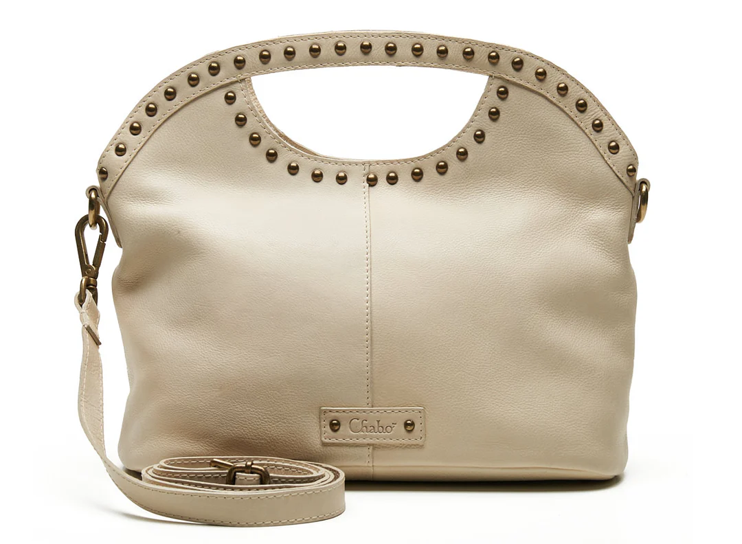 Op zoek naar een echte eye-catcher? De Verona Handbag is d&eacute; fashionista tas onder de handtassen en crossbody&rsquo;s. Of je nu een festival bezoekt, de stad in gaat of een lunchafspraak hebt: met deze tas steel je gegarandeerd de show. Het zachte leer, de unieke vorm en de brass kleurige studs maken de Verona tot een uitgesproken en stijlvolle keuze.

Waarom kiezen voor de Verona Handbag?
Uniek & opvallend design
De Verona is voorzien van een karakteristieke handgreep en rondom afgewerkt met brass kleurige studs. Dit geeft de tas een speelse maar luxe uitstraling en maakt haar perfect om elke outfit n&eacute;t dat beetje extra te geven.

Draag &rsquo;m zoals jij wilt
Dankzij de lange, verstelbare crossover band draag je deze tas comfortabel als crossbody, over de schouder of stijlvol in de hand. Casual overdag of chic in de avond &ndash; de Verona past zich moeiteloos aan jouw stijl aan.

Slim & ruim ingedeeld
De tas sluit veilig met een ritssluiting aan de bovenzijde. Binnenin vind je praktische zijvakken en aan de achterkant een extra ritsvak. Ideaal voor het overzichtelijk opbergen van je telefoon, sleutels en pasjes.

Productdetails

Afmetingen: 30 &times; 19 &times; 11 cm

Materiaal: Zacht leer

Indeling: Hoofdvak met rits, binnenvakken & achterritsvak

Draagopties: Handtas, schoudertas & crossbody

Sluiting: Ritssluiting