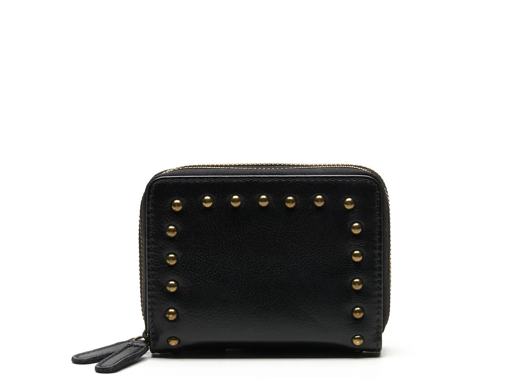 Op zoek naar een leren portemonnee die moeiteloos in elke tas past? De Verona portemonnee met studs is compact van formaat, maar biedt verrassend veel ruimte. Een perfecte combinatie van fashion en functionaliteit &ndash; klein van stuk, maar groots in gebruiksgemak.

Deze portemonnee is ideaal om overal mee naartoe te nemen, zonder in te leveren op opbergruimte. Dankzij het slimme ontwerp berg je al je pasjes, briefgeld en kleingeld overzichtelijk op.

Slimme indeling
De Verona portemonnee beschikt over twee ritsvakken:

E&eacute;n ritsvak met zes insteekvakken voor pasjes

Een tweede ritsvak met twee aparte compartimenten, ideaal voor kleingeld, bonnetjes of spaarzegels

De brass kleurige studs geven de portemonnee een stoere, modieuze uitstraling die perfect aansluit bij de Verona-collectie.

Productdetails
Materiaal: Zacht leer

Sluiting: Twee ritsvakken

Indeling: 6 pasjesvakken, 2 compartimenten

Stijl: Compact, fashionable & praktisch

Afwerking: Brass studs

De Verona leren portemonnee met studs is de ideale keuze voor wie een compacte maar ruime portemonnee zoekt met een opvallende, stijlvolle look.

