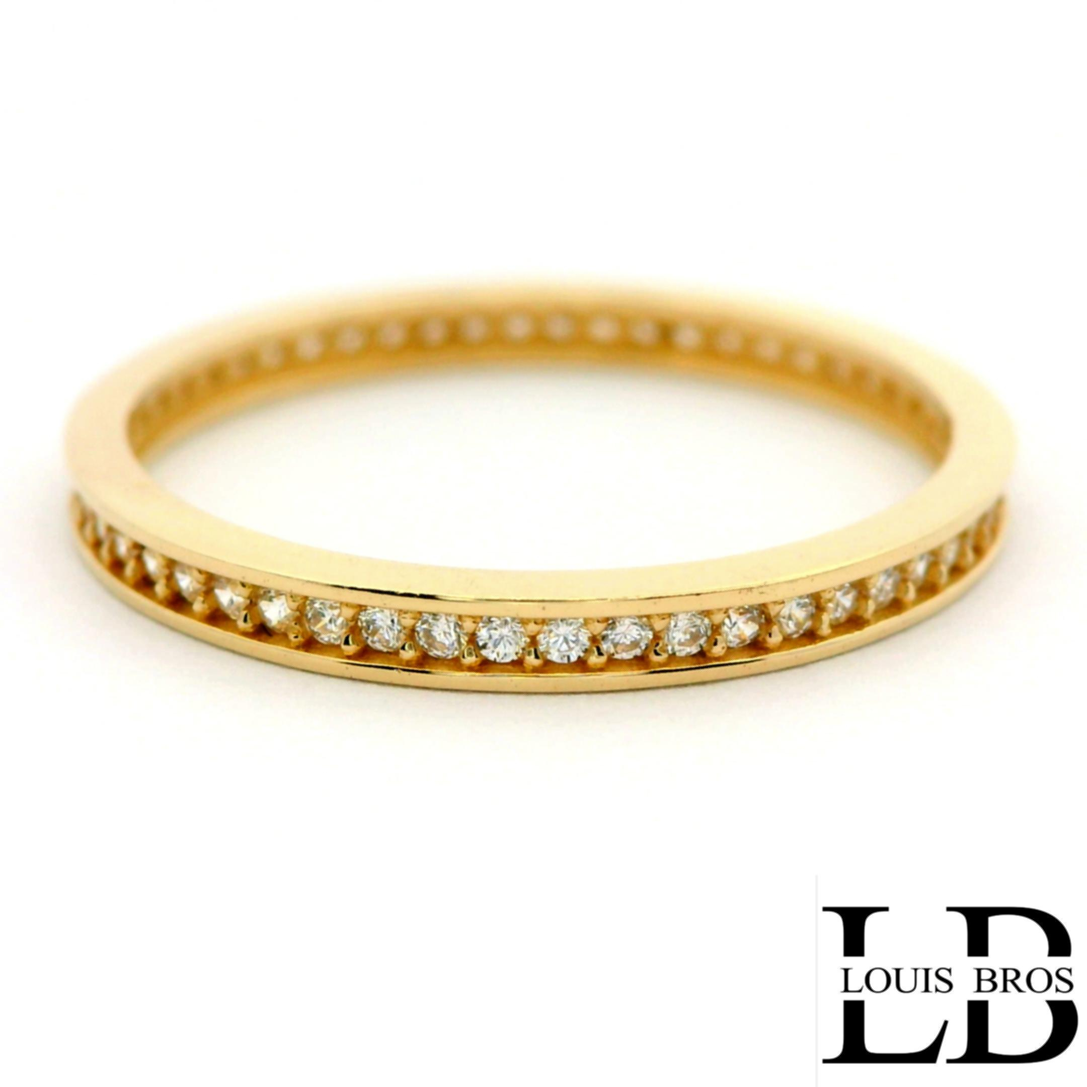 Deze verfijnde ring is vervaardigd uit 14 karaat geelgoud (1.70 gr) en straalt tijdloze elegantie uit. Het slanke, subtiele ontwerp wordt prachtig geaccentueerd door fonkelende zirkonia&rsquo;s, die zorgen voor een luxe uitstraling zonder overheersend te zijn. Dankzij de fijne afwerking en het minimalistische karakter is deze ring perfect om dagelijks te dragen, maar ook ideaal om te combineren met andere ringen voor een stijlvolle, gelaagde look. Een sierlijk en veelzijdig sieraad dat elke outfit een elegante touch geeft.
De ring is verkrijgbaar in meerdere afmetingen.