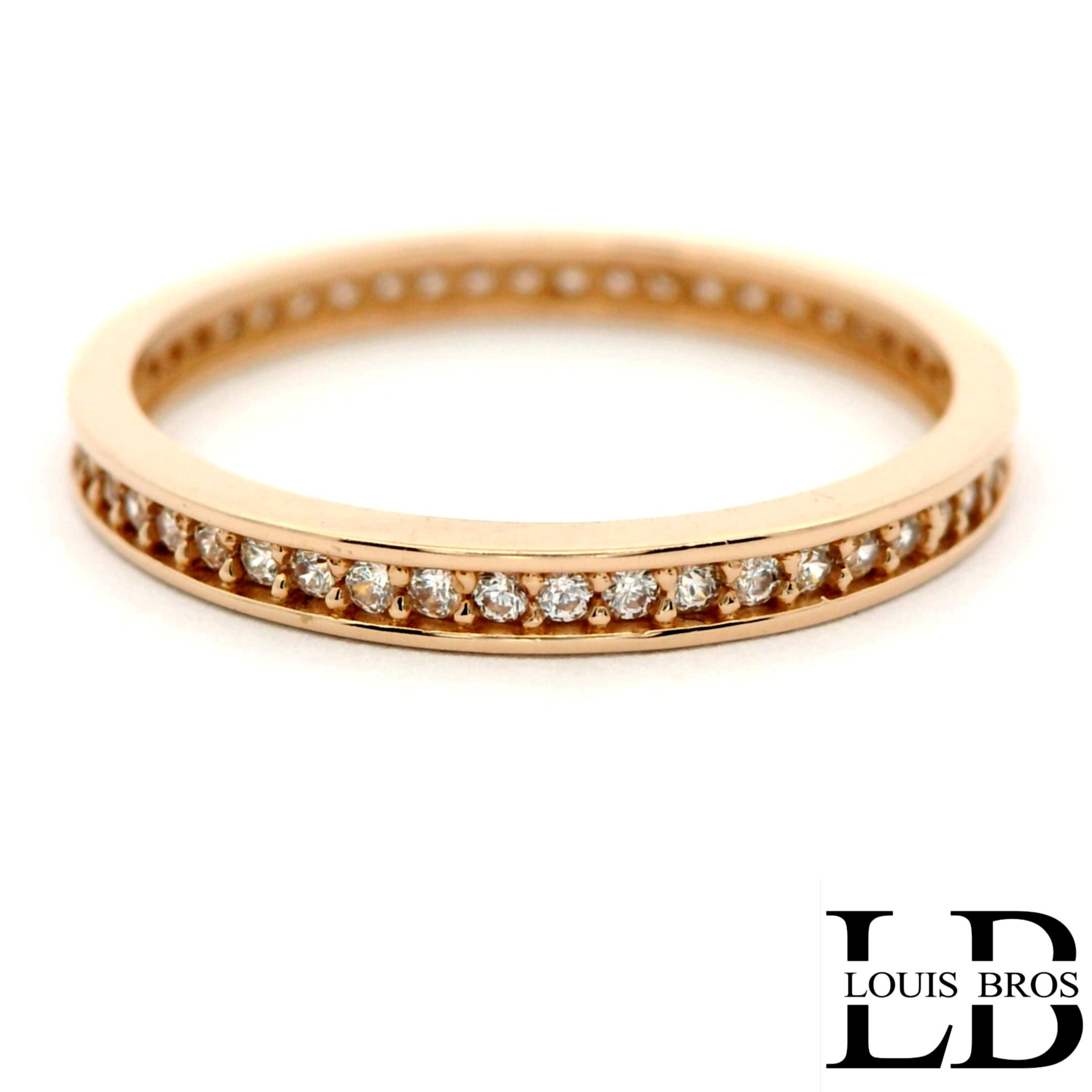 Deze verfijnde ring is vervaardigd uit 14 karaat ros&eacute;goud (1.73 gr) en heeft een warme, romantische uitstraling. Het slanke en subtiele ontwerp wordt elegant verrijkt met fonkelende zirkonia&rsquo;s, die het licht prachtig vangen en zorgen voor een luxe, maar ingetogen glans. Dankzij het minimalistische design is deze ring perfect voor dagelijks gebruik en ideaal om te combineren met andere sieraden. Een tijdloos en elegant sieraad dat elke look een zachte, vrouwelijke touch geeft.
De ring is verkrijgbaar in meerdere afmetingen.