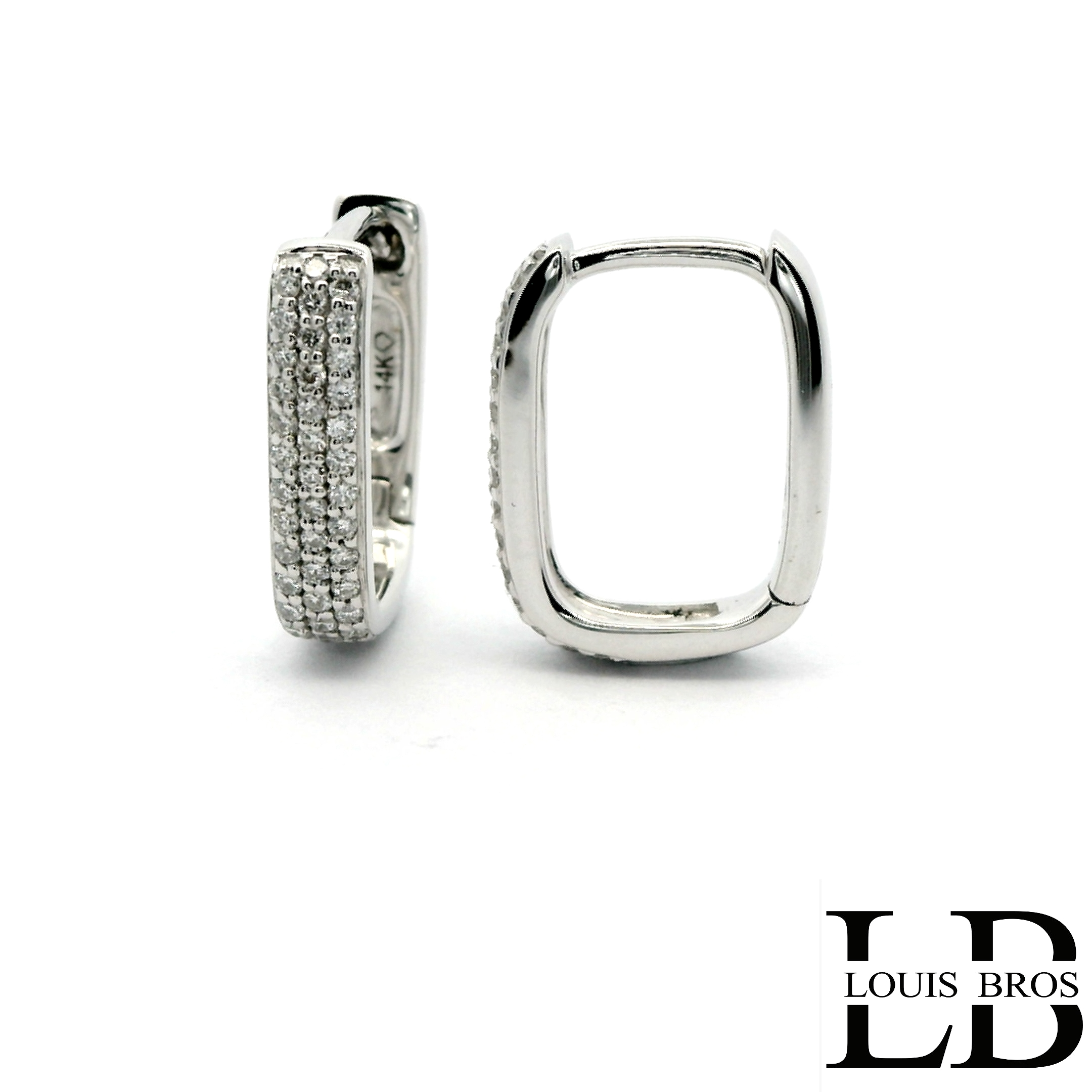 Deze elegante oorringen zijn vervaardigd uit 14 karaat witgoud (3. gr) en zijn gezet met 100 briljant geslepen diamanten met een totaalgewicht van 0.25crt. Het tijdloze rechthoekige design geeft de oorringen een moderne, stijlvolle uitstraling, terwijl de zorgvuldig gezette diamant zorgt voor een subtiele, luxe schittering. Dankzij de strakke lijnen en het ingetogen ontwerp zijn deze oorringen perfect voor zowel dagelijks gebruik als speciale gelegenheden. Een tijdloos sieraad dat moeiteloos elke look compleet maakt.