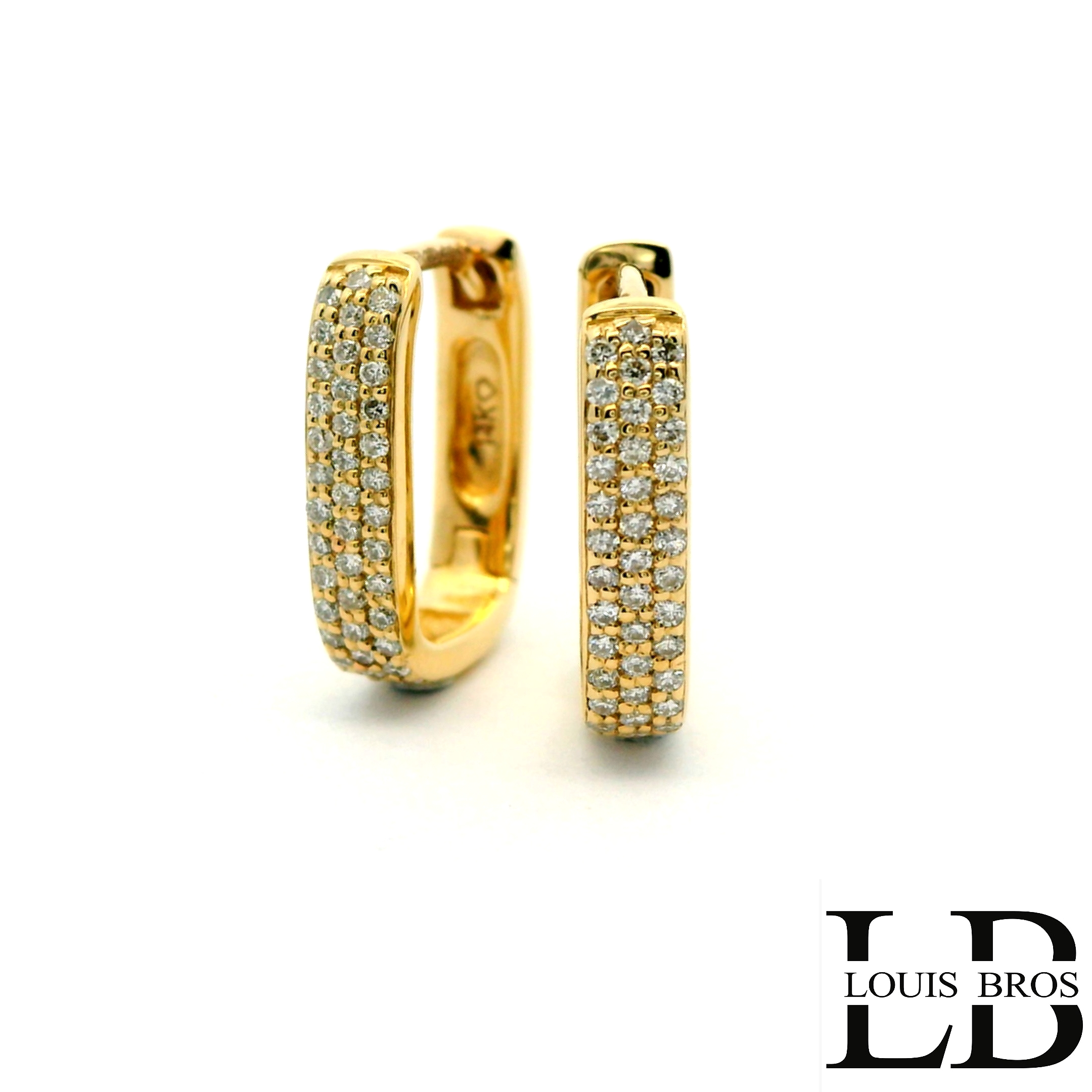 Deze elegante oorringen zijn vervaardigd uit 14 karaat geelgoud  (3. gr) en zijn gezet met 100 briljant geslepen diamanten met een totaalgewicht van 0.25crt. Het tijdloze rechthoekige design geeft de oorringen een moderne en stijlvolle uitstraling, terwijl de zorgvuldig gezette diamant zorgt voor een subtiele, sprankelende glans. Dankzij de strakke lijnen en het ingetogen ontwerp zijn deze oorringen perfect voor zowel dagelijks gebruik als bijzondere gelegenheden. Een tijdloos sieraad dat elke look op elegante wijze completeert